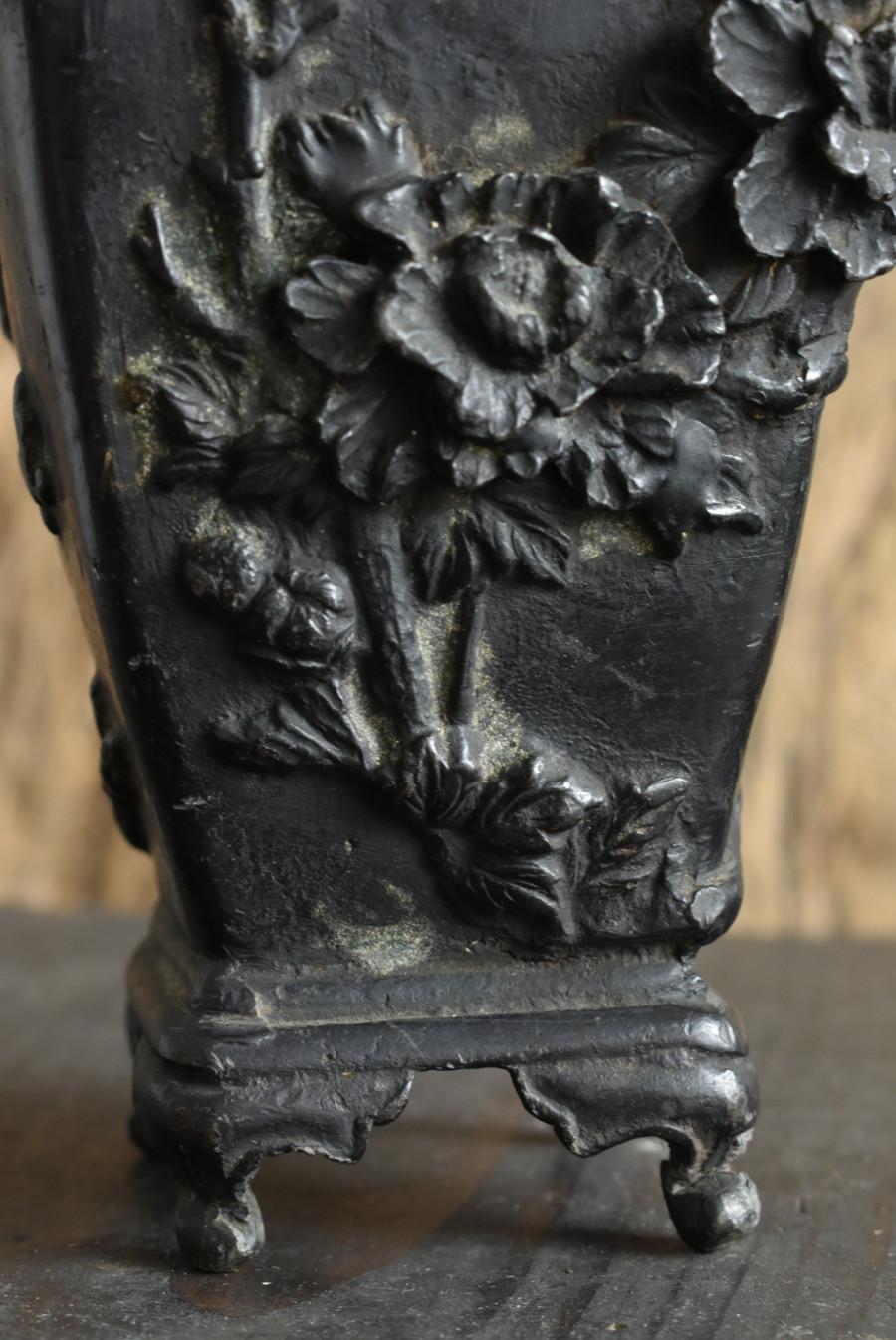 Petit vase japonais ancien en étain/1800s-1920/ Vase à couler en vente 3