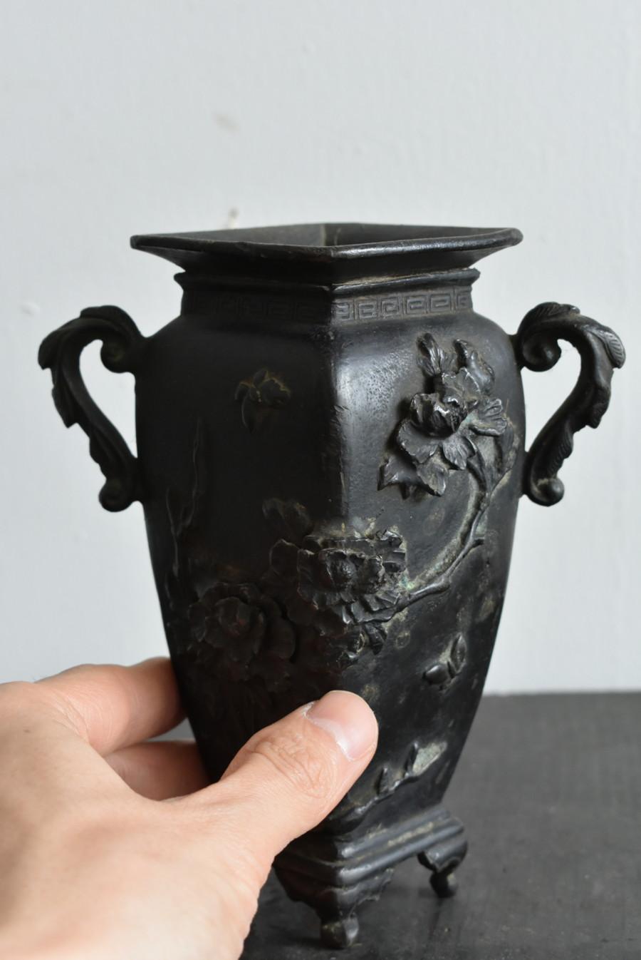 Japanese Antique Small Vase Made of Tin/1800s-1920/Casting Vase In Good Condition For Sale In Sammu-shi, Chiba