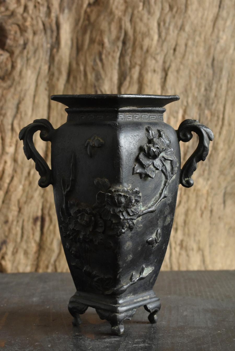 Japanese Antique Small Vase Made of Tin/1800s-1920/Casting Vase For Sale 3