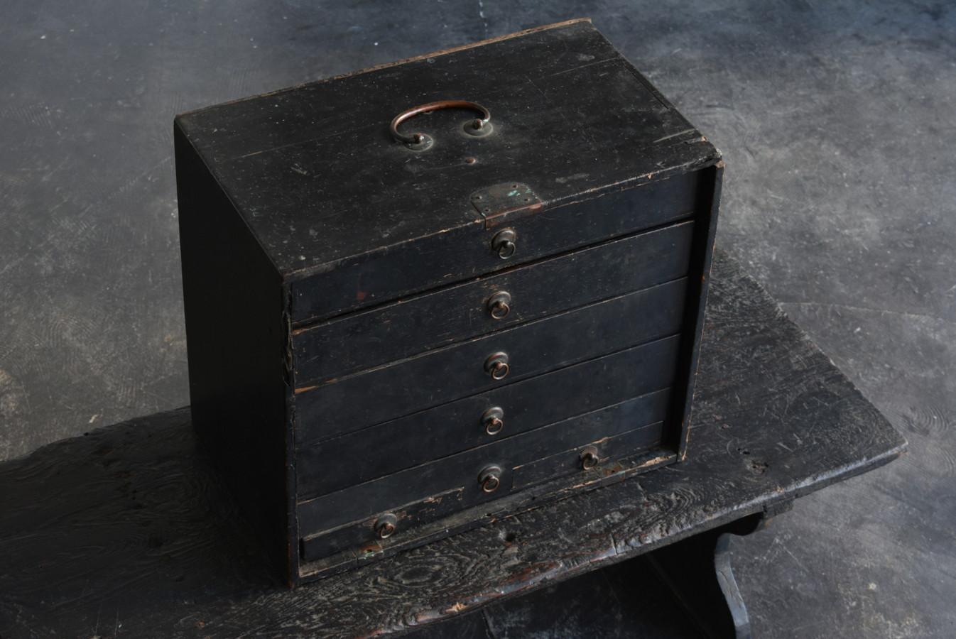 A very old Japanese small drawer.
It is from the late Edo period to the Meiji period (1800s to 1900s).
The material is made of cedar wood.
The round handle is made of copper.
The whole is painted black with lacquer.

The design is simple and