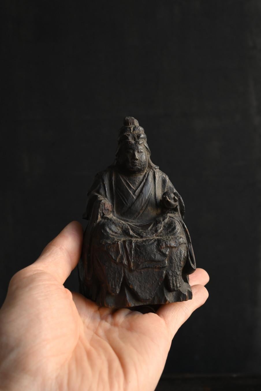 This is a wooden Buddha statue made around the Edo period in Japan.
I think the material is cedar for the base and cypress for the main body.
It glows black due to years of soot.
It seems that the pedestal was made later.
This is a beautiful wooden