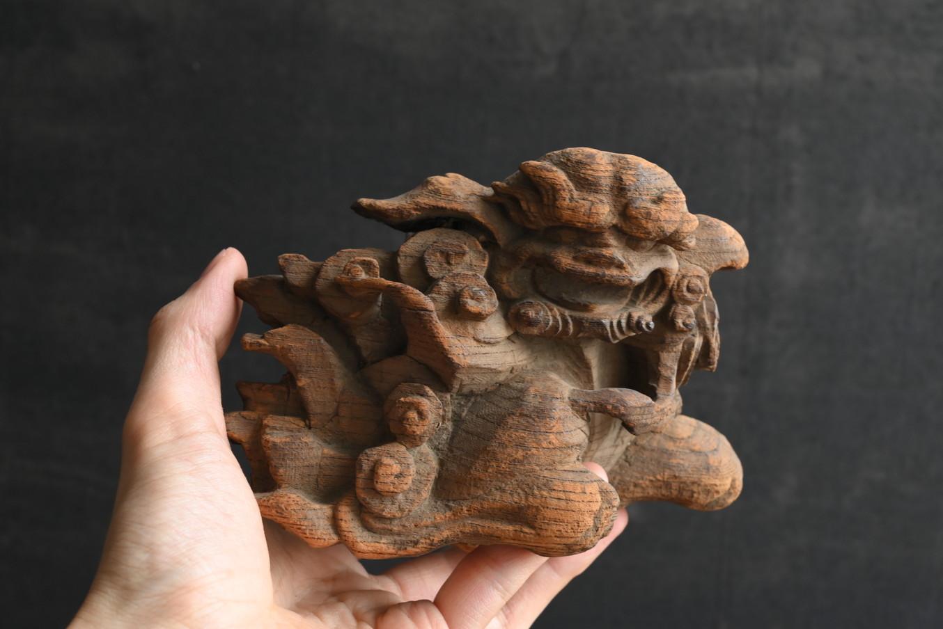 Japanese antique small wooden lion sculpture/1800s/Edo-Meiji period/Wabi-sabi

This is a wooden lion sculpture made around the end of the Edo period to the Meiji period.

It was originally used as a decorative part for pillars, beams, and gates of