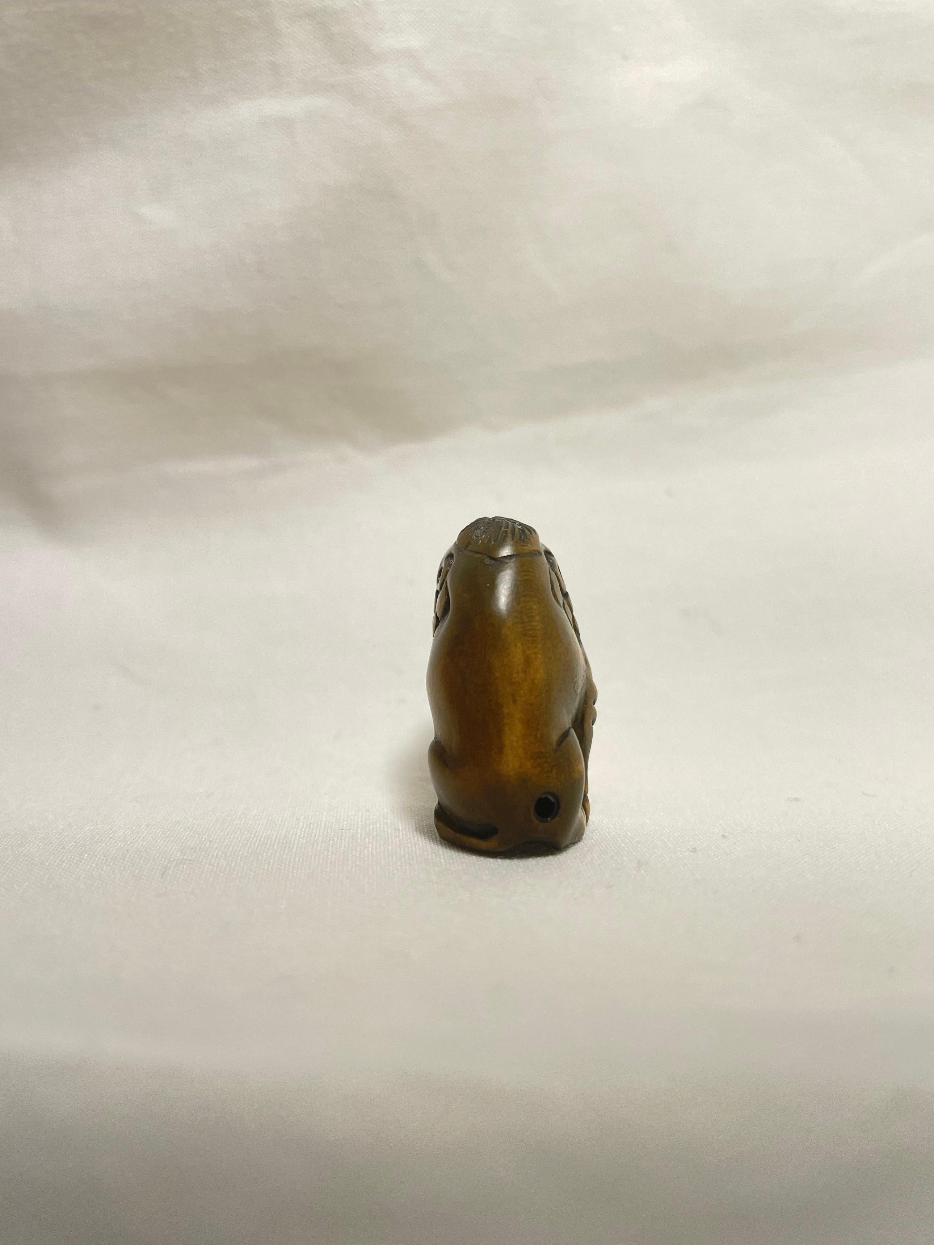 Japanese Antique Small Wooden Netsuke 'Sitting wild boar' 1960s In Good Condition For Sale In Paris, FR