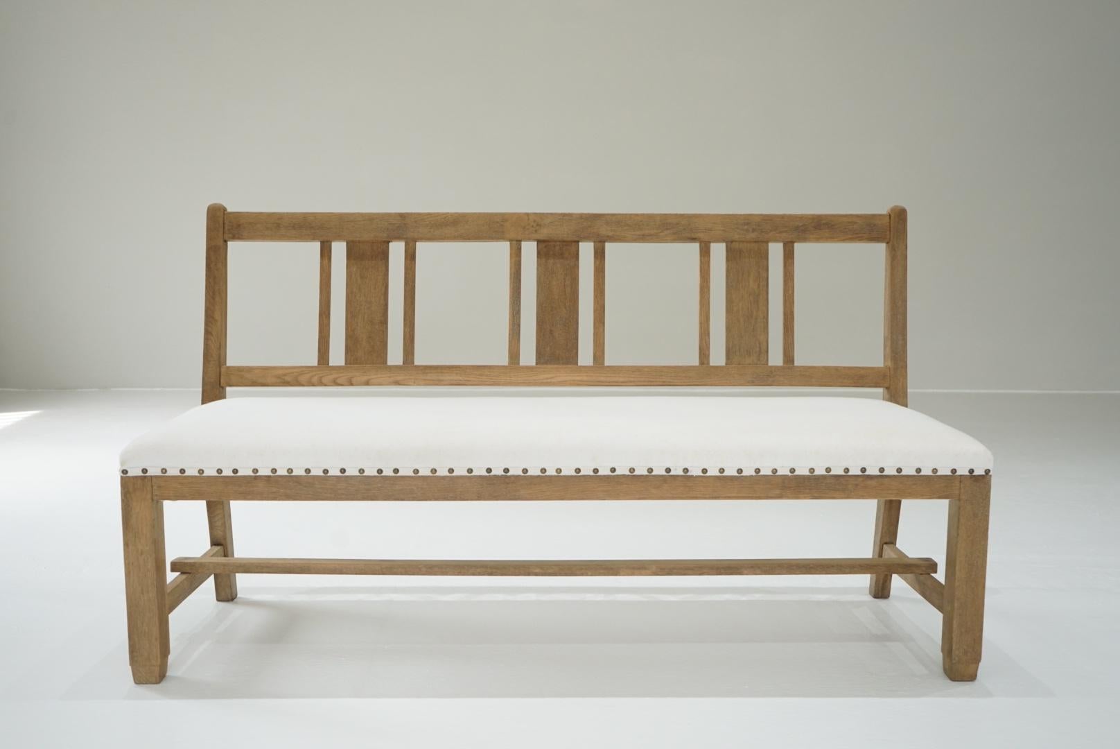 This is an old Japanese bench sofa.
It is large enough to seat three people.
The frame is made of oak.
The oak wood, which has turned dark brown over time, is very nice.
The natural color of the wood makes it suitable for a variety of interior