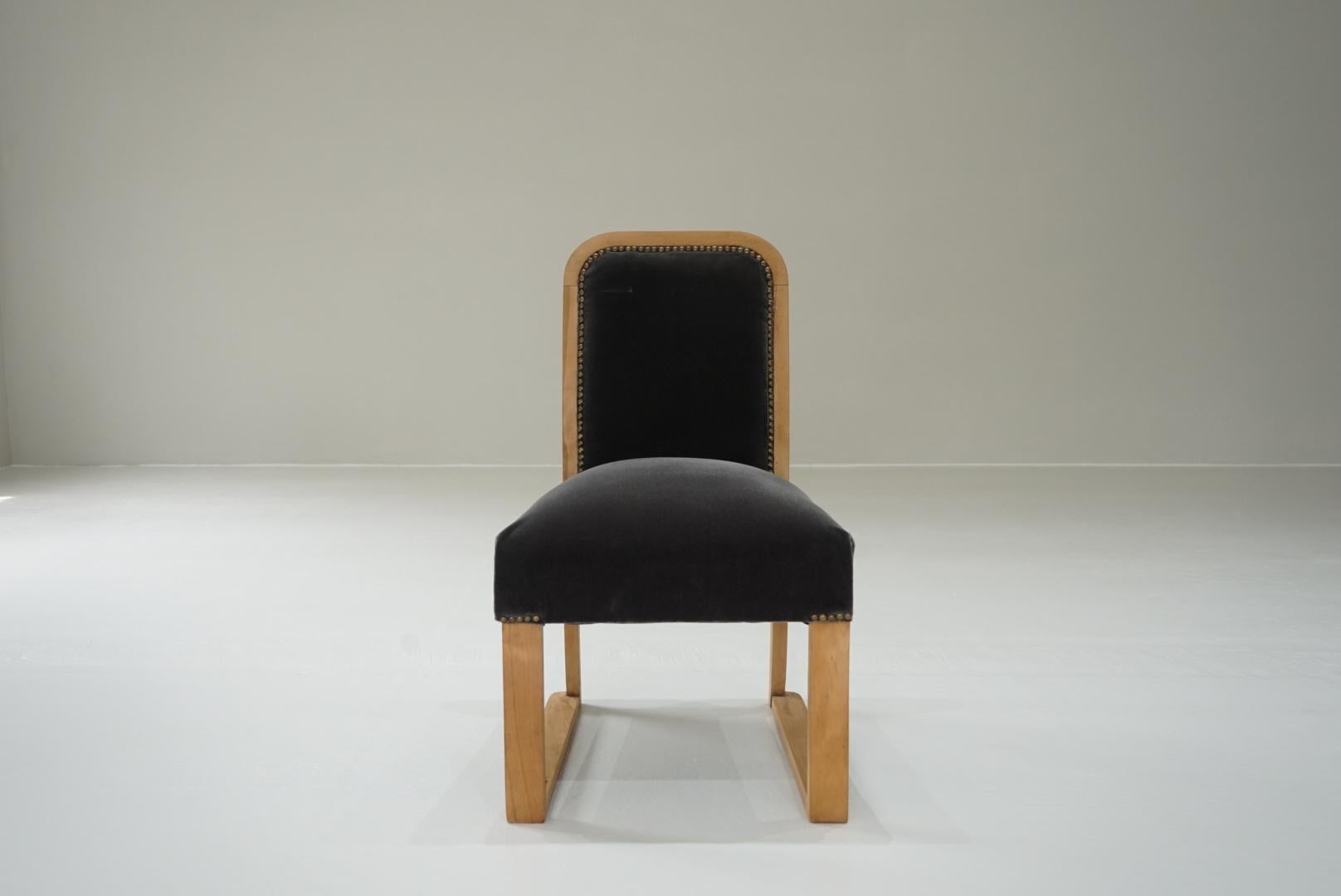 This is an old Japanese lounge chair.
I think it was made around 1950 to 1960.
A compact and cute chair.
I think the natural frame goes well with a variety of interiors.

I think it was probably used in the company's reception room.
There are two