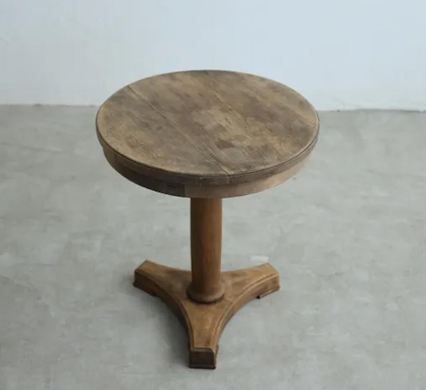 A simple yet powerful and elegant round table.
The soft wood grain of cherry wood and the beautiful aged texture of the base material combine to create a quiet presence.

The original structure was carefully reviewed by craftsmen and thoroughly