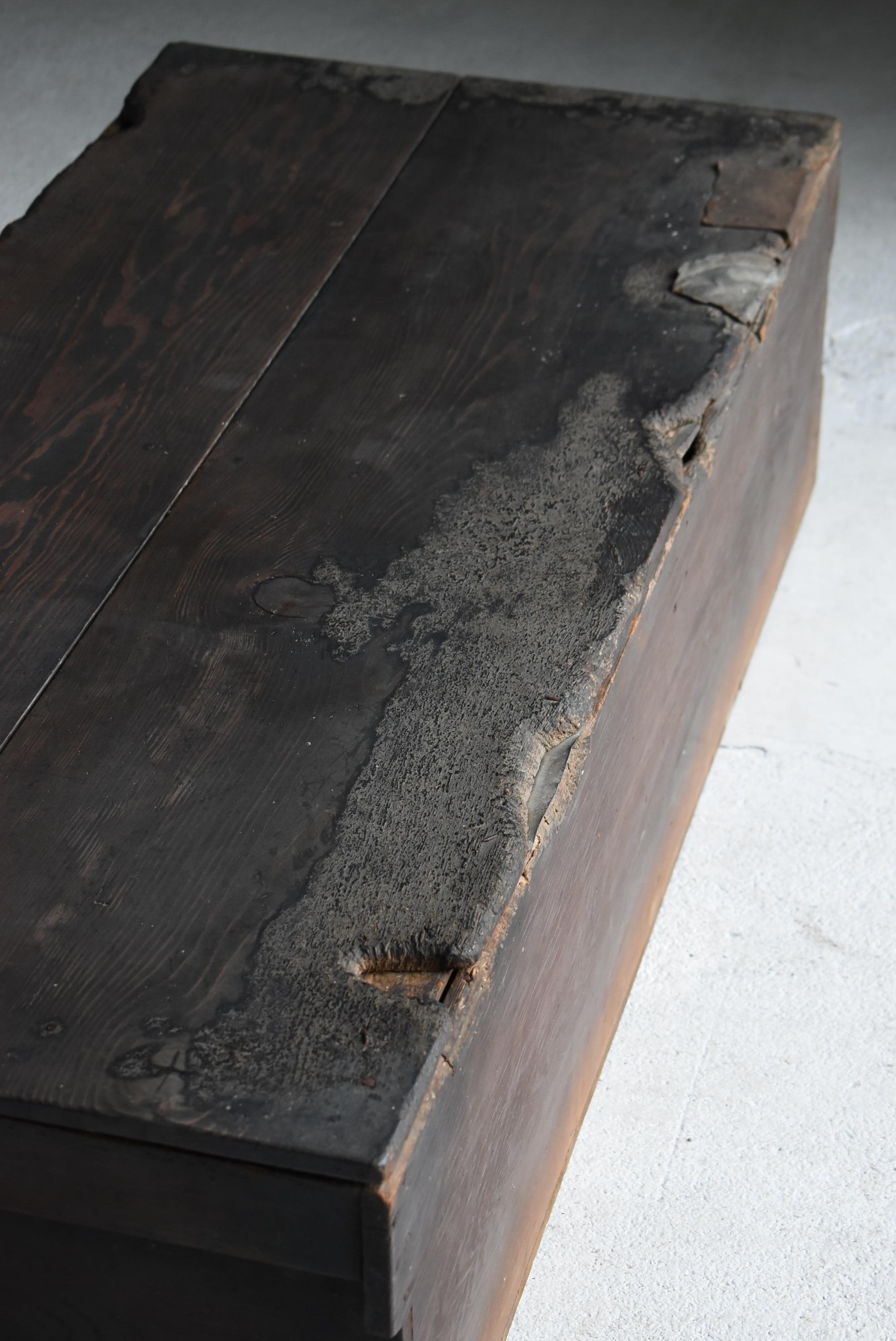 Japanese Antique Sofa Table or Storage Box 1860s-1920s / Side Table Wabisabi im Angebot 3