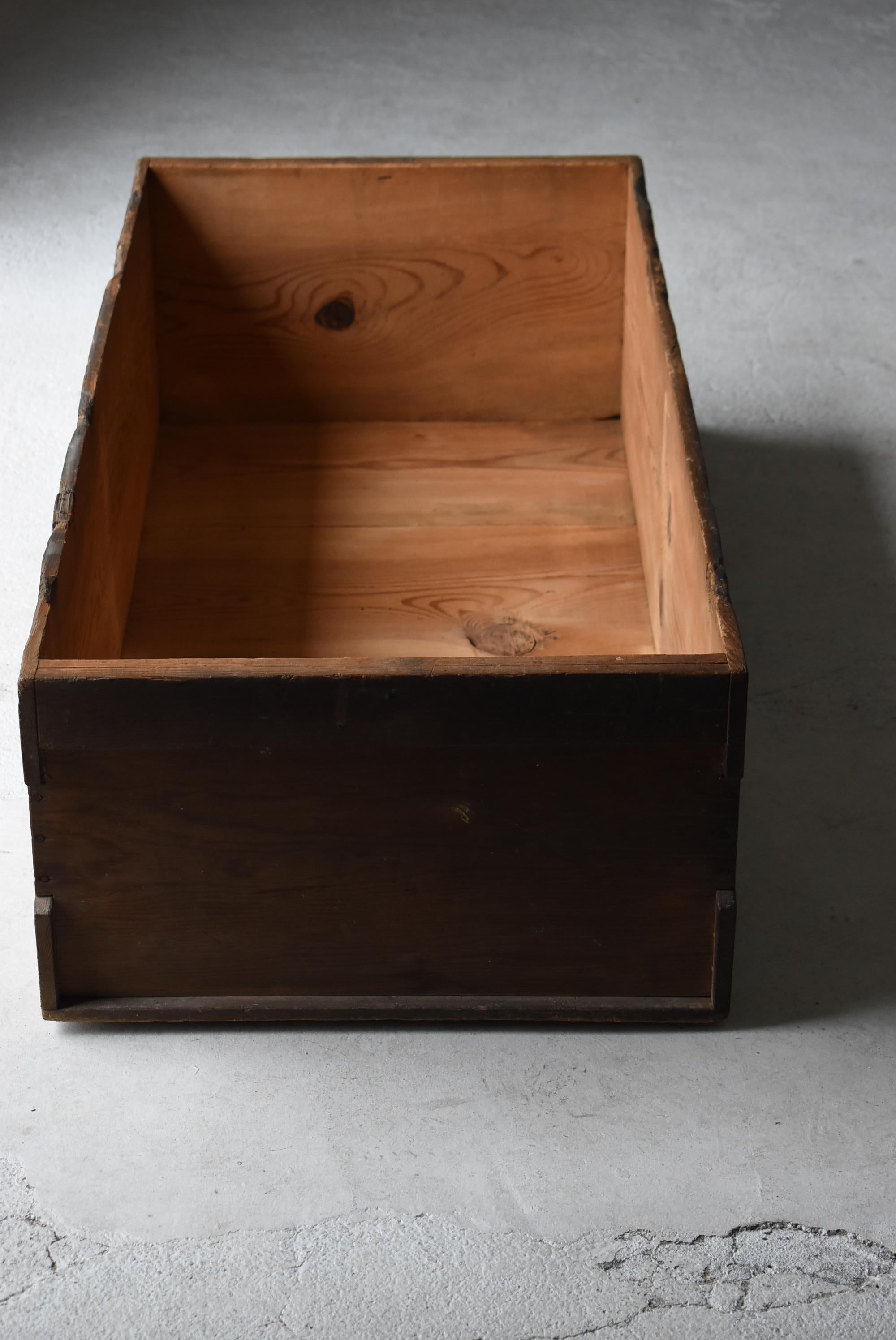 Japanese Antique Sofa Table or Storage Box 1860s-1920s / Side Table Wabisabi im Angebot 9