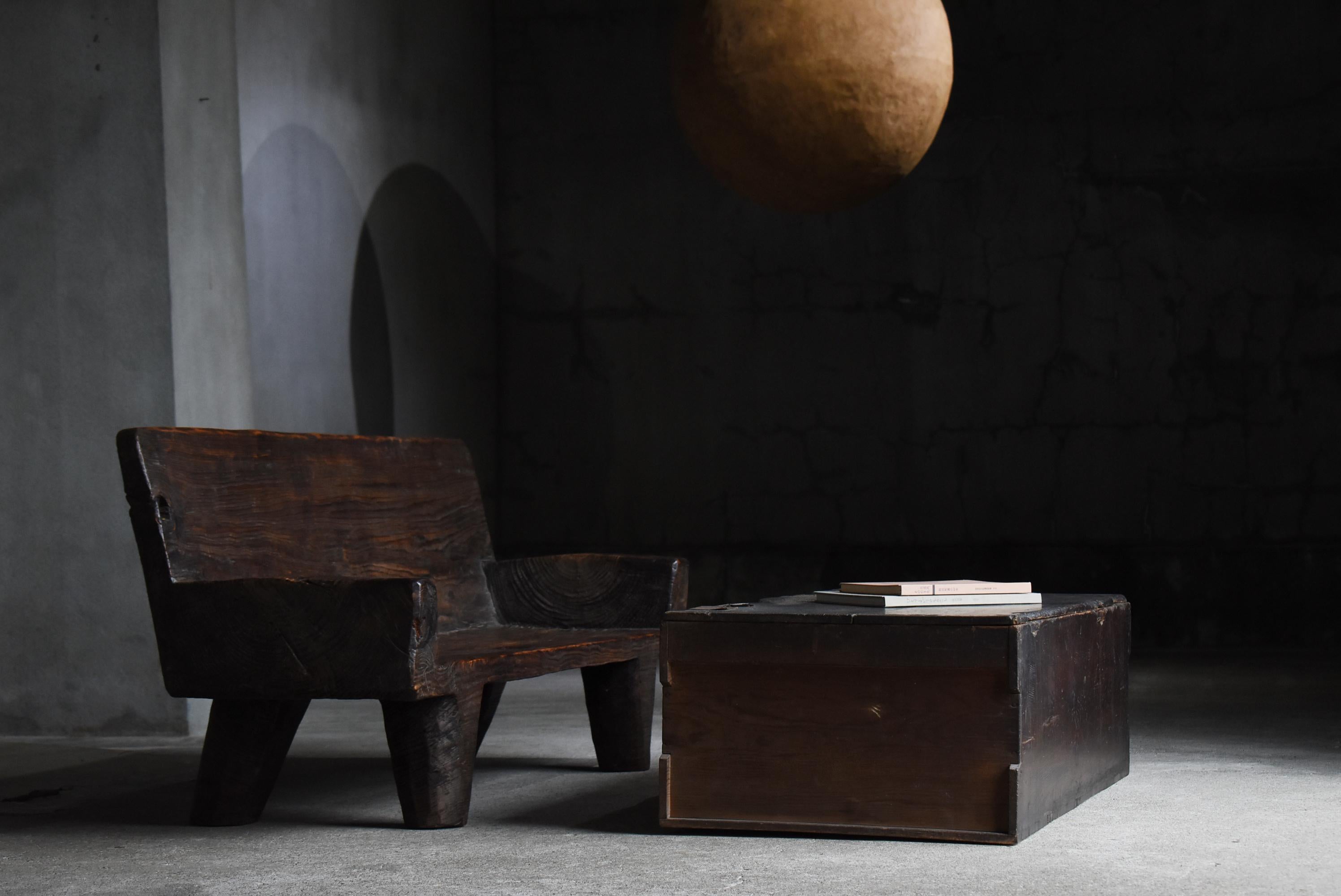 This is an old Japanese storage chest that also functions as a low table.
It was crafted during the Meiji to Taisho periods (1860s–1920s) and made from traditional Japanese cedar (sugi). The wood, known for its lightness and soft texture, has