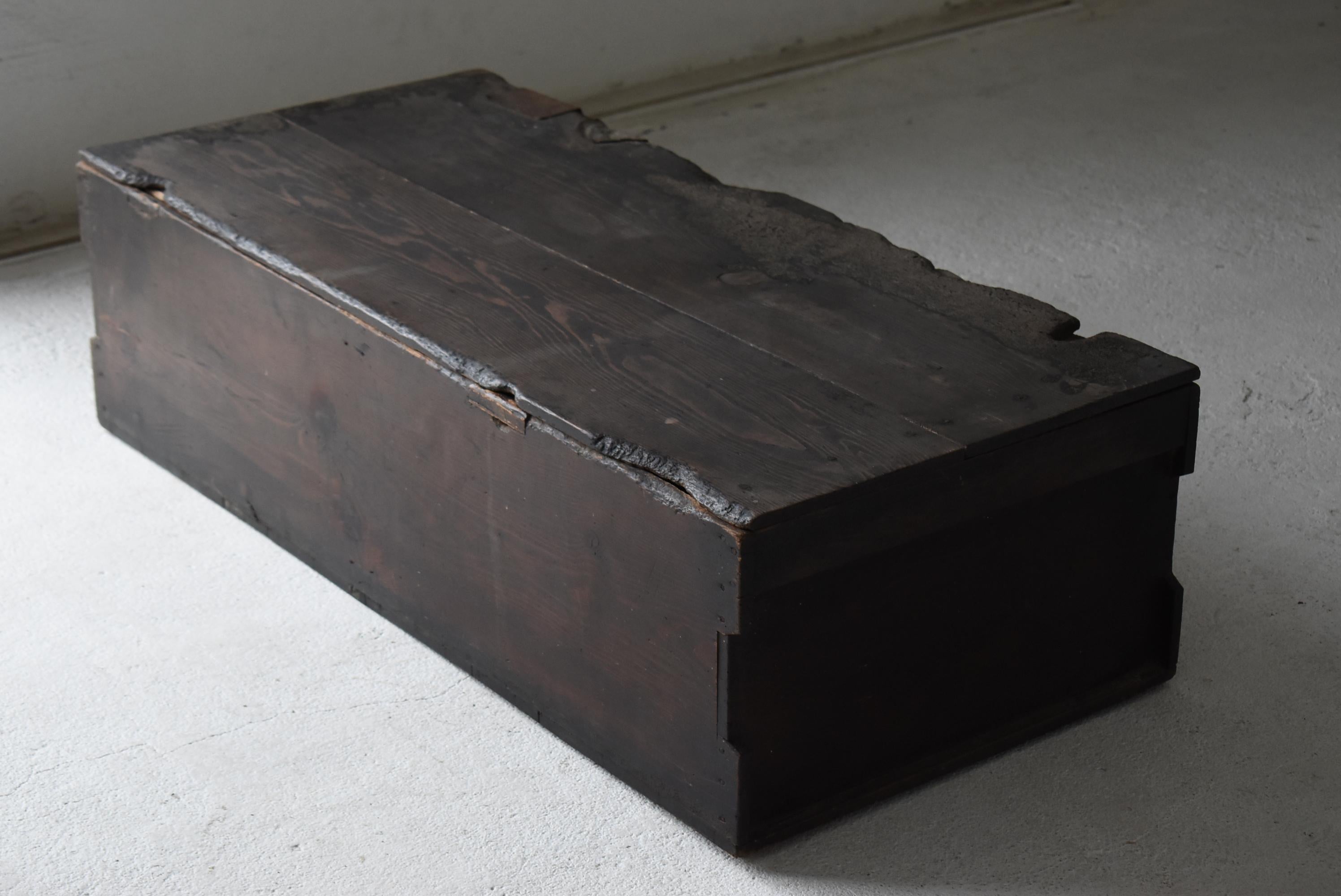 Japanese Antique Sofa Table or Storage Box 1860s-1920s / Side Table Wabisabi (Japanisch) im Angebot