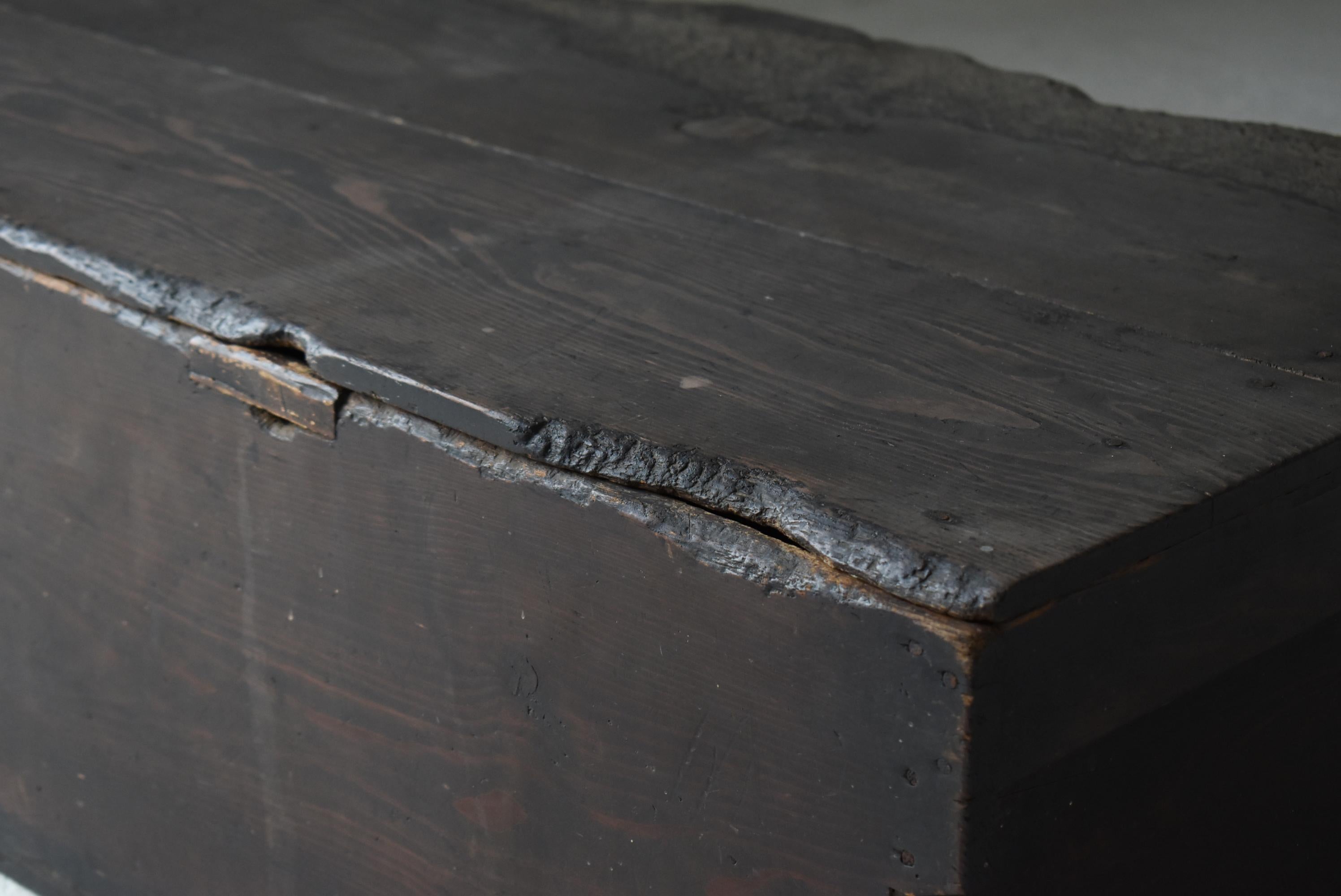Japanese Antique Sofa Table or Storage Box 1860s-1920s / Side Table Wabisabi (Holzarbeit) im Angebot