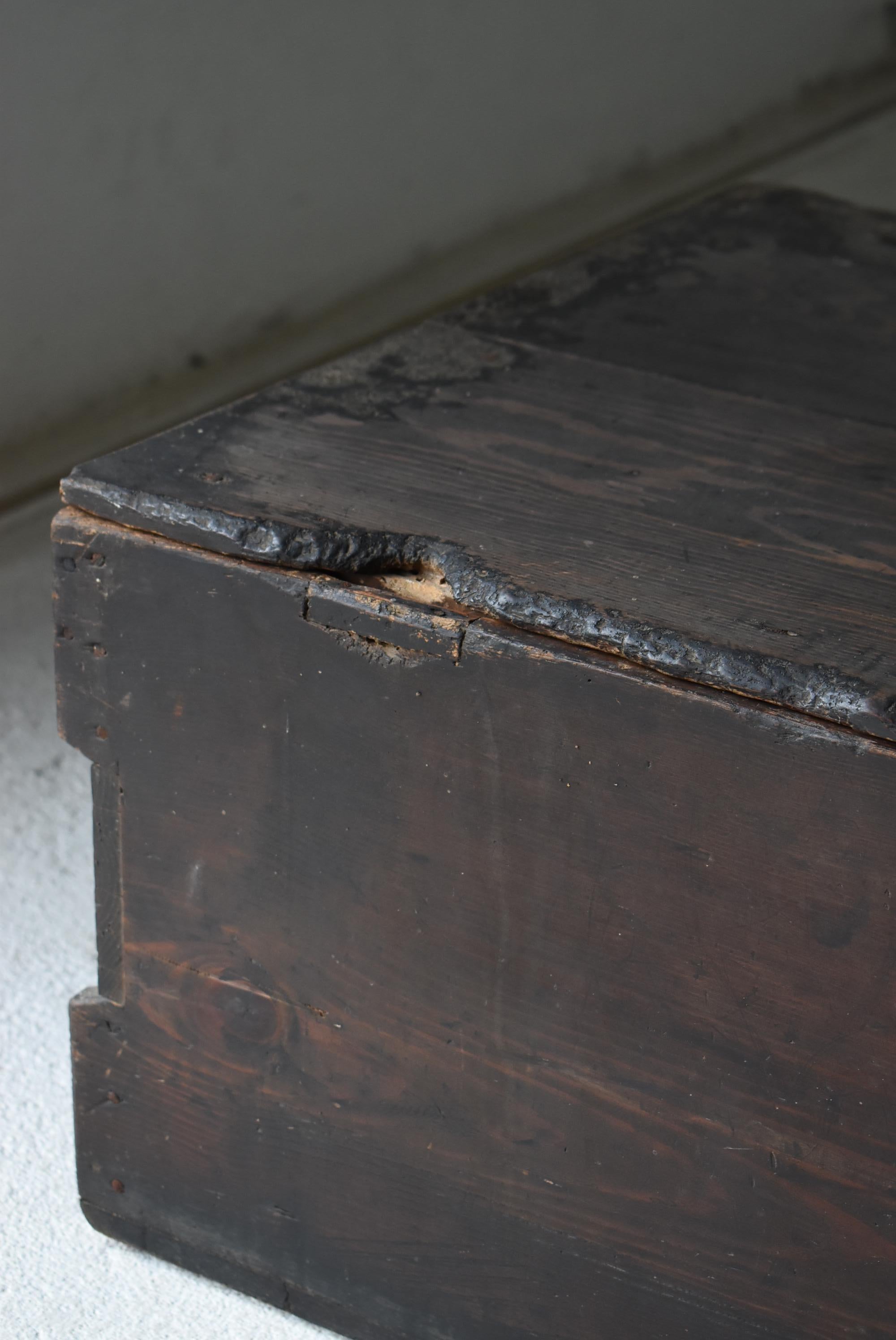 Japanese Antique Sofa Table or Storage Box 1860s-1920s / Side Table Wabisabi im Zustand „Gut“ im Angebot in Chōsei District Nagara, JP