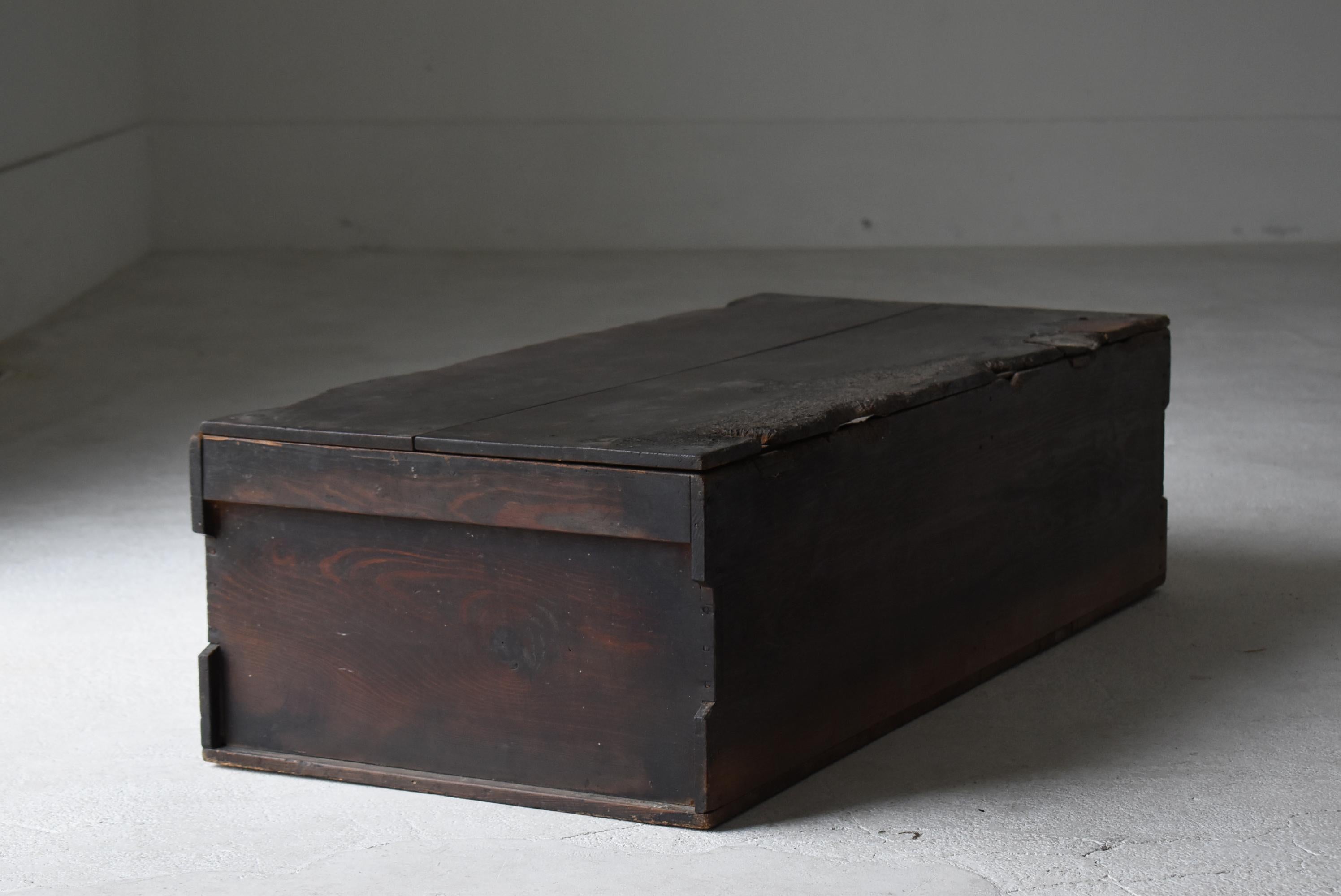 Japanese Antique Sofa Table or Storage Box 1860s-1920s / Side Table Wabisabi (20. Jahrhundert) im Angebot