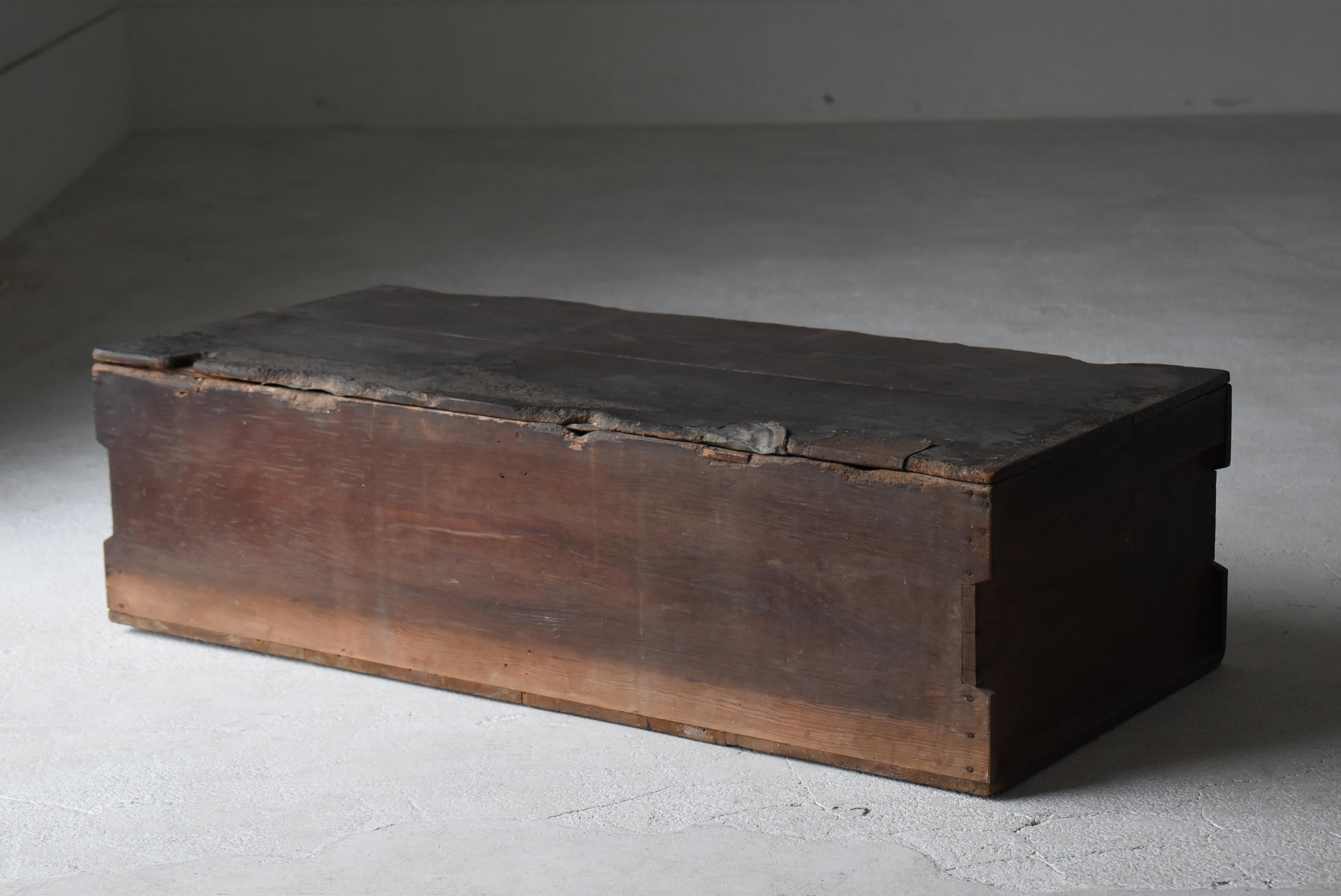 Japanese Antique Sofa Table or Storage Box 1860s-1920s / Side Table Wabisabi (Zinn) im Angebot