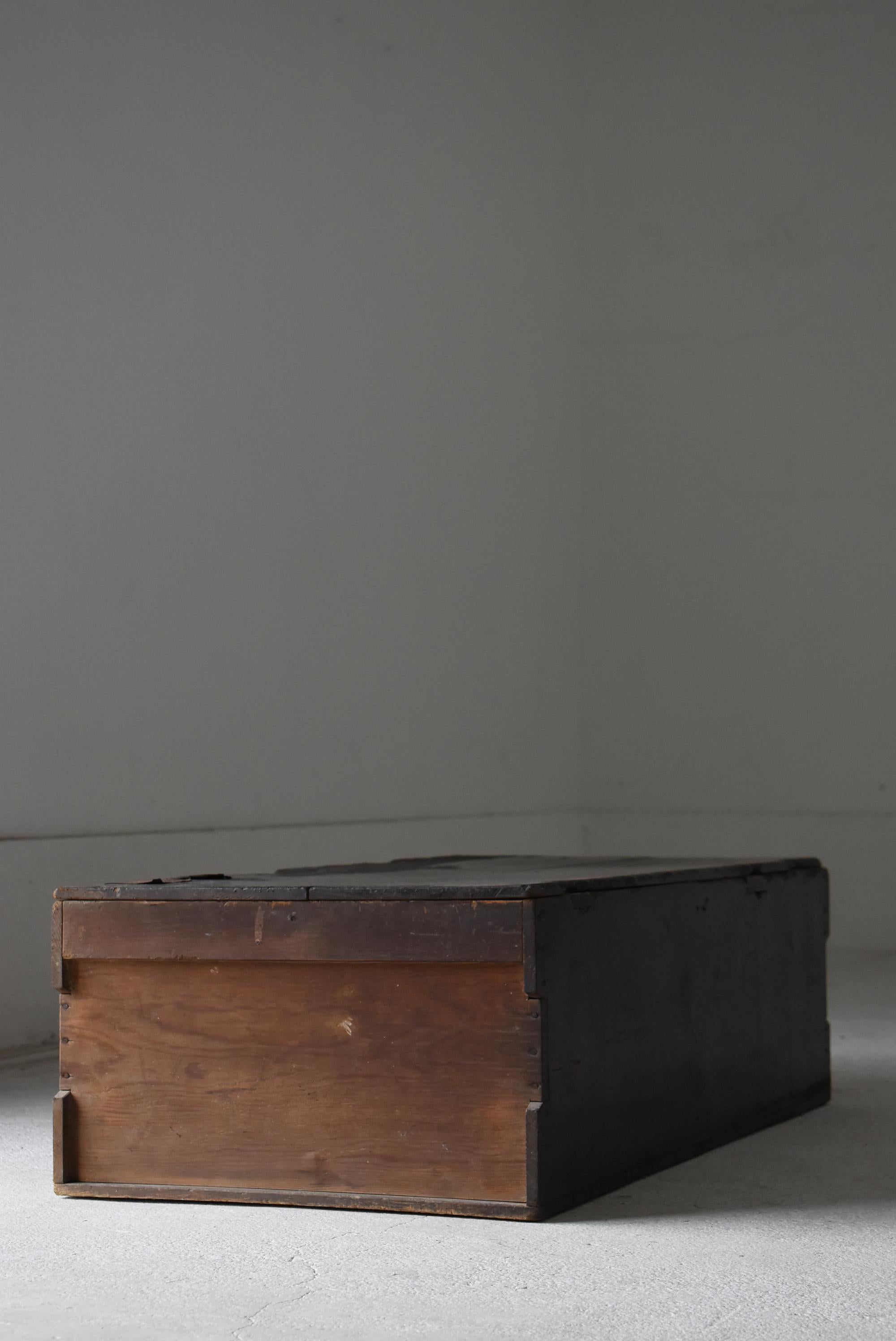 Japanese Antique Sofa Table or Storage Box 1860s-1920s / Side Table Wabisabi im Angebot 1
