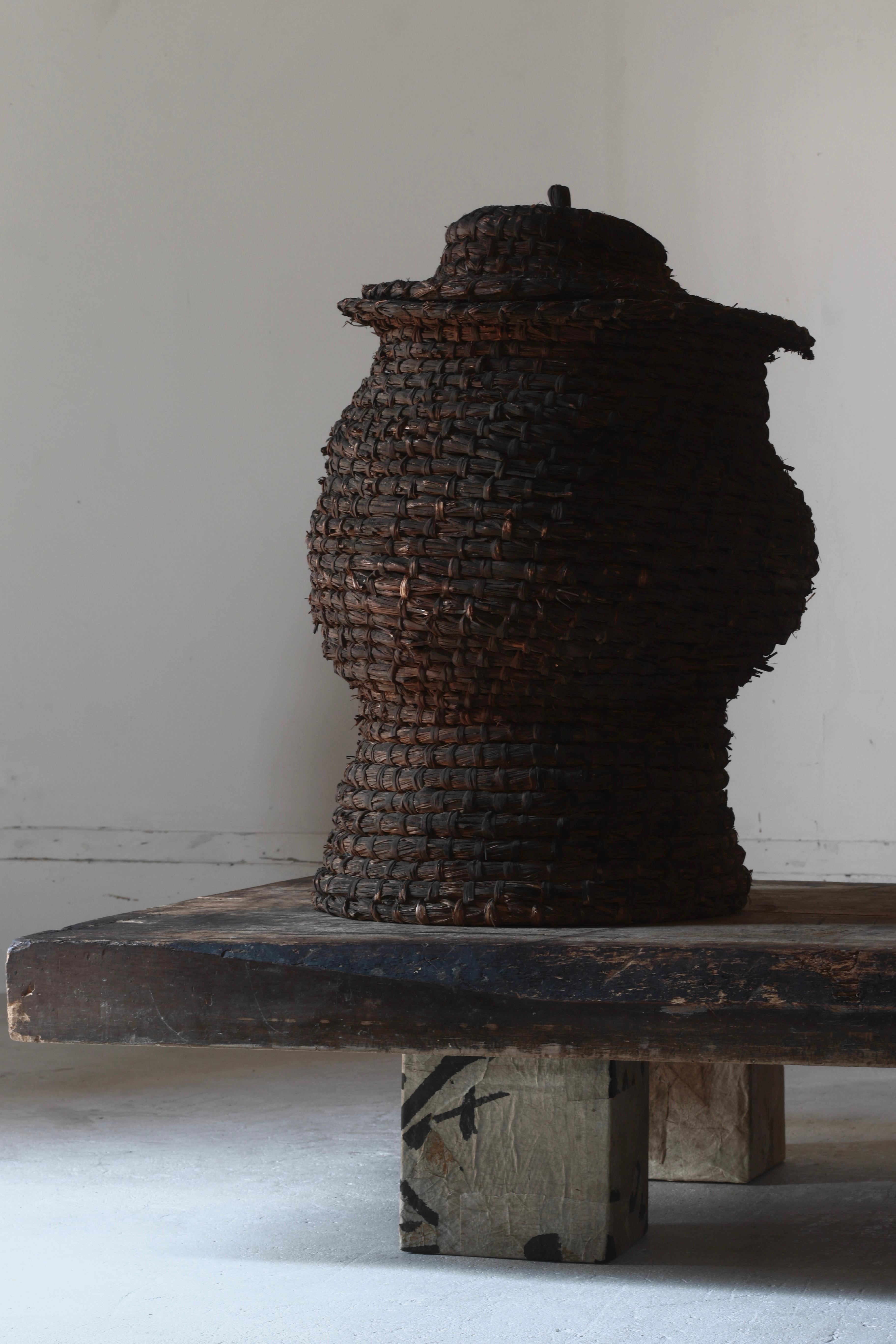 Japanische antike rußige Strohbehälter / Objekt Blumenvase / 1868-1912er Jahre wabig im Angebot 1