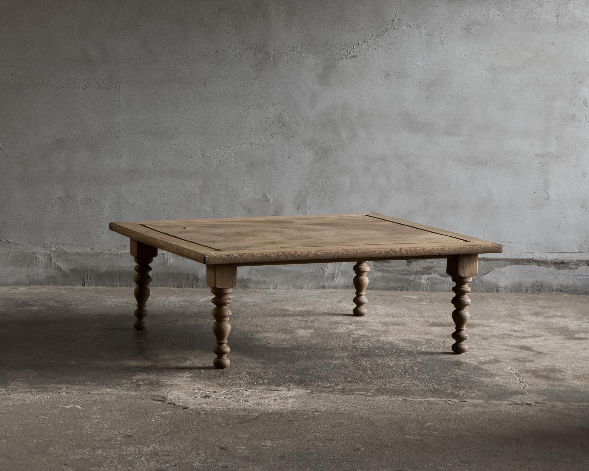 Esta antigua mesa baja cuadrada se fabricó a finales de la era Meiji (1868-1912).

Fabricada íntegramente con madera de zelkova (keyaki), tiene un aspecto elegante con un bello y fluido veteado. Las patas torneadas añaden un sutil acento decorativo