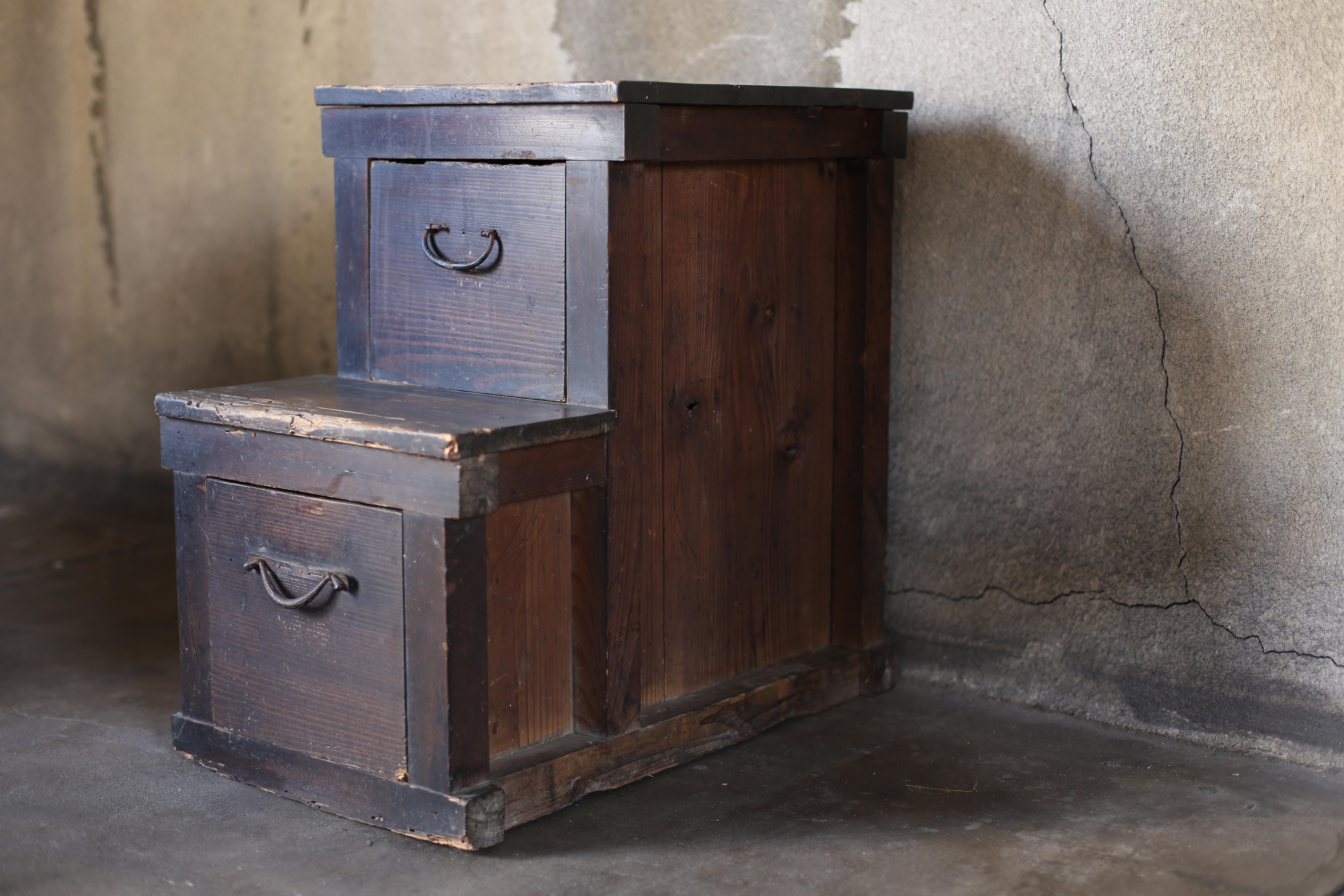 We have an aesthetic sense peculiar to Japanese people.
And we introduce the unique items that only we can do, the route of purchasing in Japan, the experience value so far, and the way that no one can imitate.

Japanese antique black chest