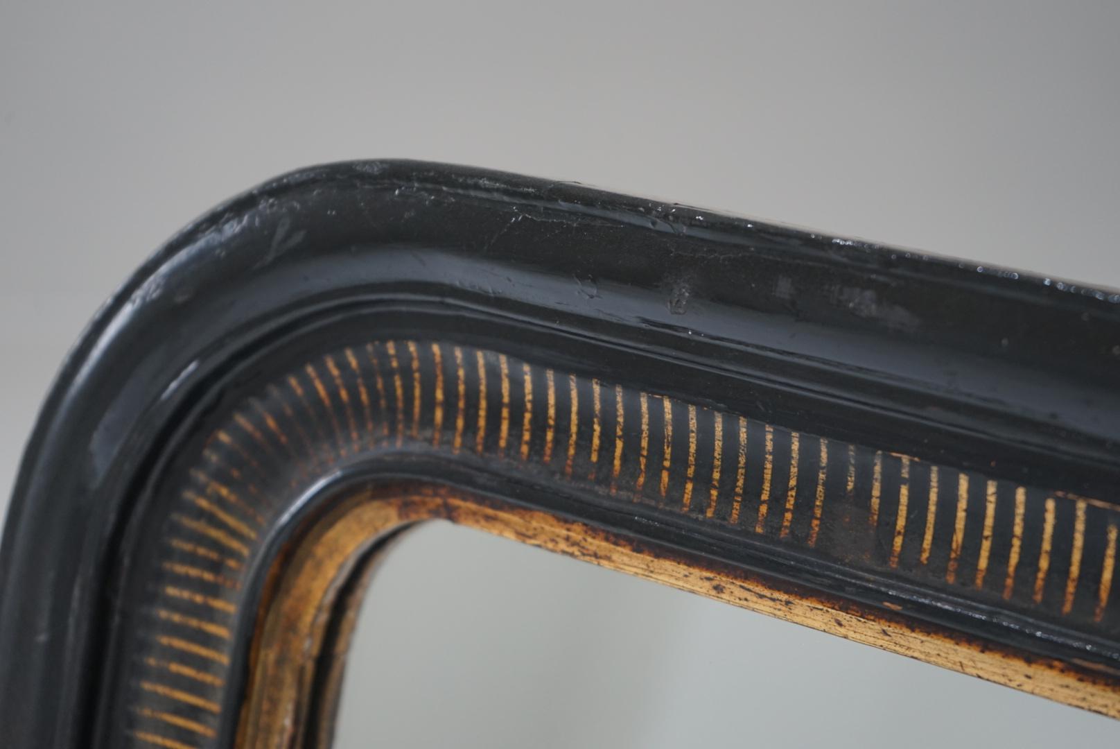 This is a Japanese stand mirror.
It was made around the Meiji period (1890).

The materials used are good and it is very elaborately made.
Although some parts, such as the marquetry, are missing, you can see that it was made with great care and