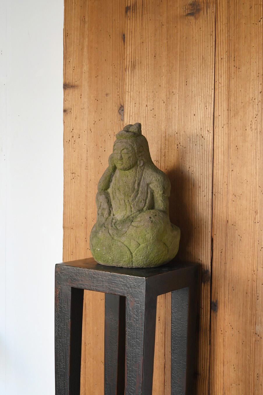 This is a stone Buddha from the Edo period (1750-1850) made of andesite.
This is a Buddhist statue called Nyo-i-rin Kannon.
Nyoirin Kannon is basically a half-prostrate figure with his right hand on his cheek. It is said that he is worried about how