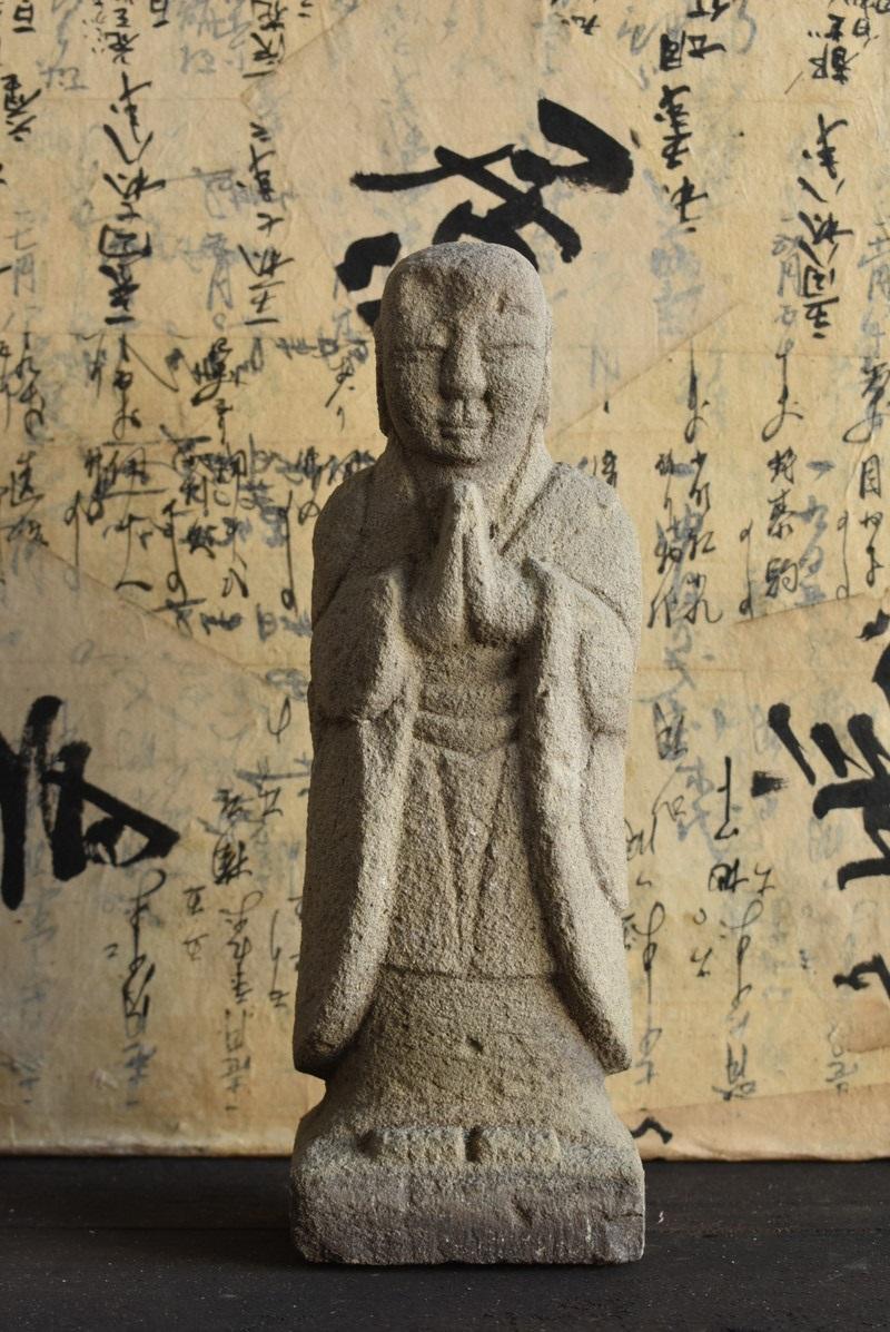 It is a stone like andesite.
Although it is a small size, it is a well-carved Jizo Bodhisattva.
Jizo is one of the bodhisattvas in the world of Buddhism.
It is the one who saves the people of the world with an infinite and benevolent heart.
The