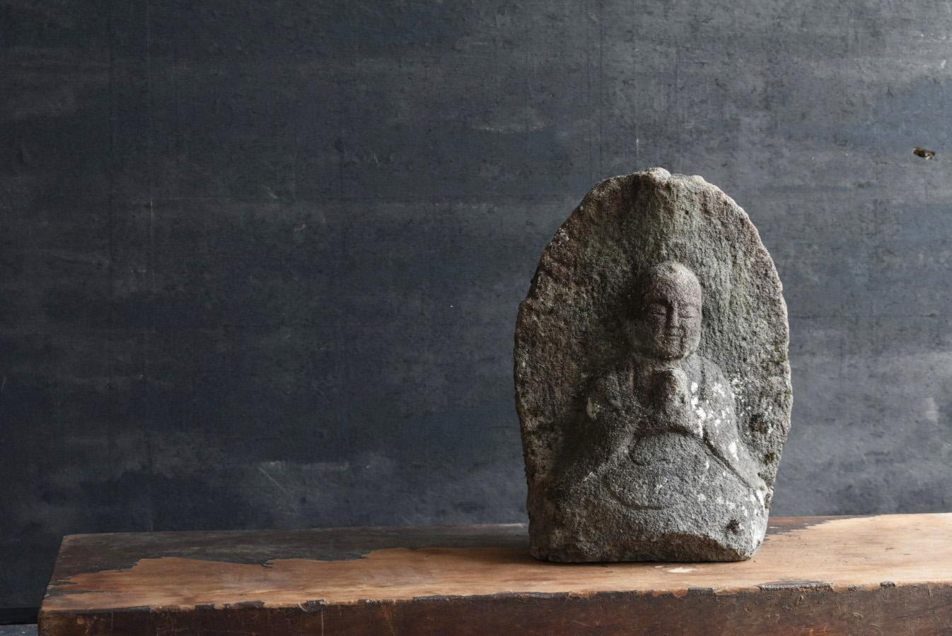 It is a stone Buddha statue of the Edo period (1750-1850) in Japan made of andesite.
This is the Jizo Bodhisattva who has joined hands.
Jizo is one of the bodhisattvas in the world of Buddhism.
It is the one who saves the people of the world with