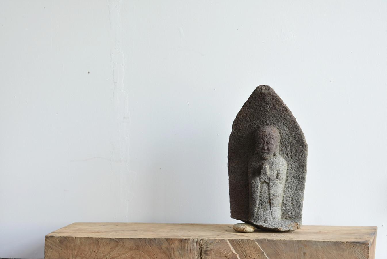 It is a stone Buddha statue of the Edo period (1700s) in Japan made of andesite.
This is the Jizo Bodhisattva who has joined hands.
Jizo is one of the bodhisattvas in the world of Buddhism.
It is the one who saves the people of the world with an