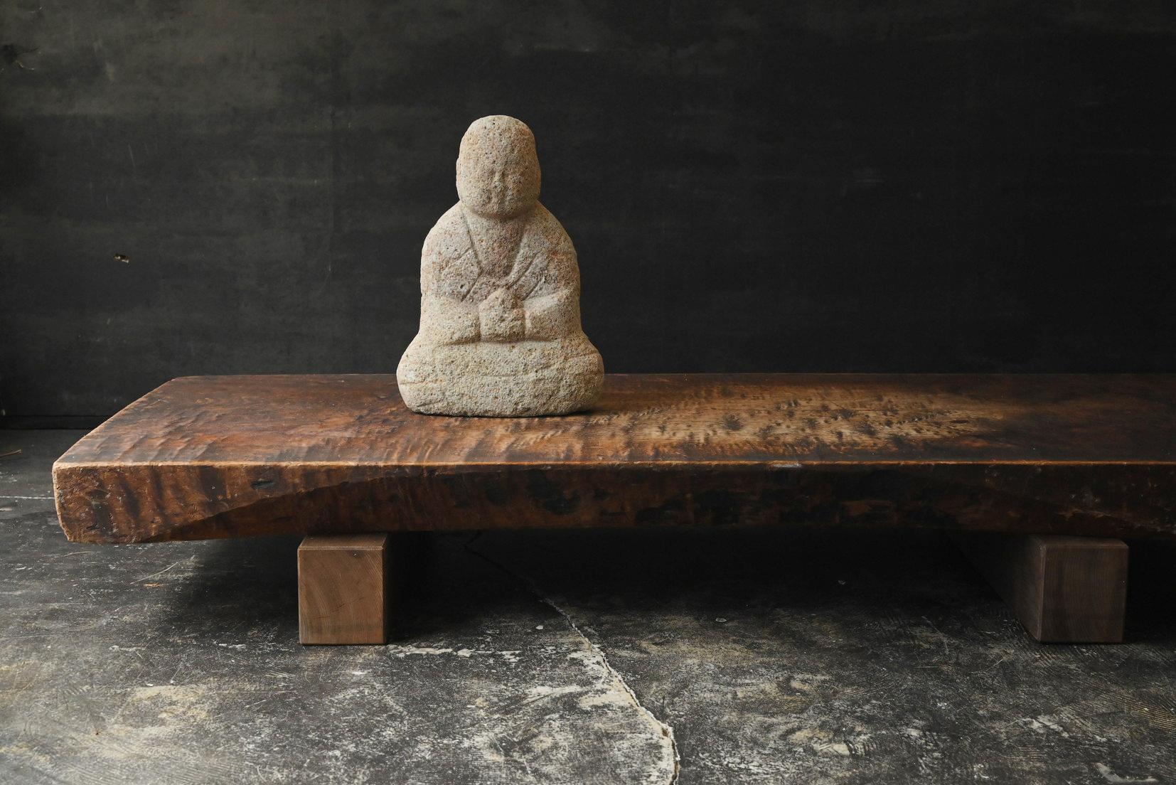 This seated stone statue of Jizo Bodhisattva, unique to Sado Island (Niigata Prefecture), is believed to have been created during the Edo period. Sado Island is home to a small Jizo hall known as 