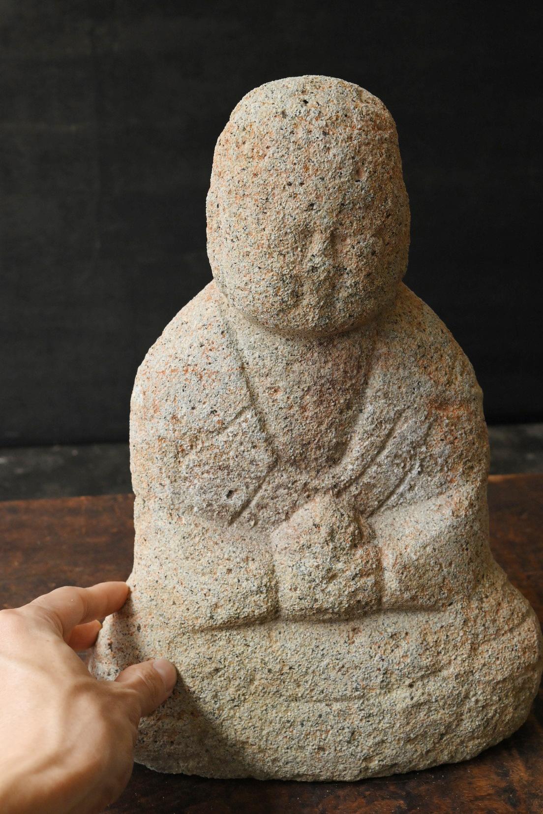 Sculpté à la main Bouddha japonais ancien en pierre de la préfecture de Niigata / Bodhisattva Jizo assis en vente