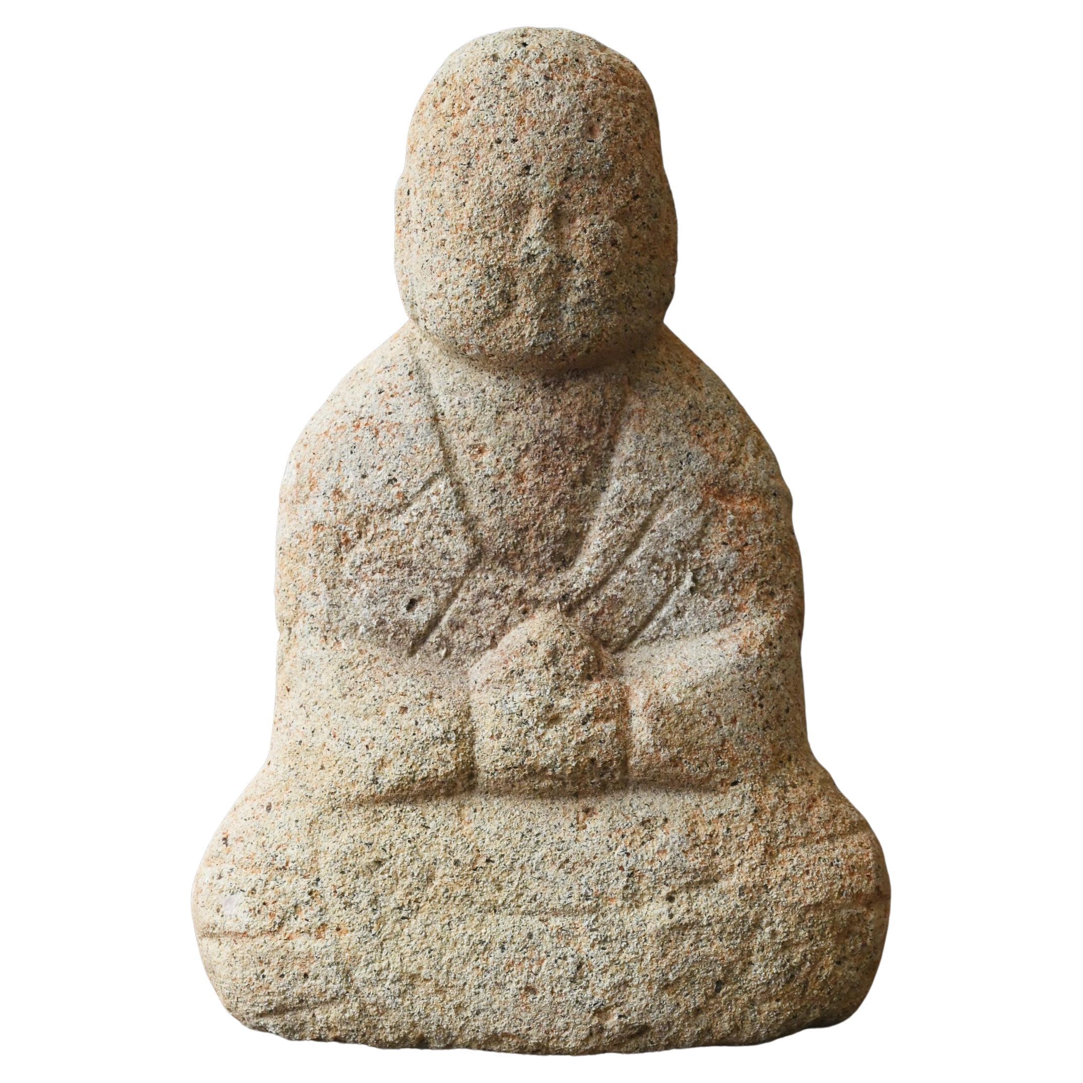 Bouddha japonais ancien en pierre de la préfecture de Niigata / Bodhisattva Jizo assis