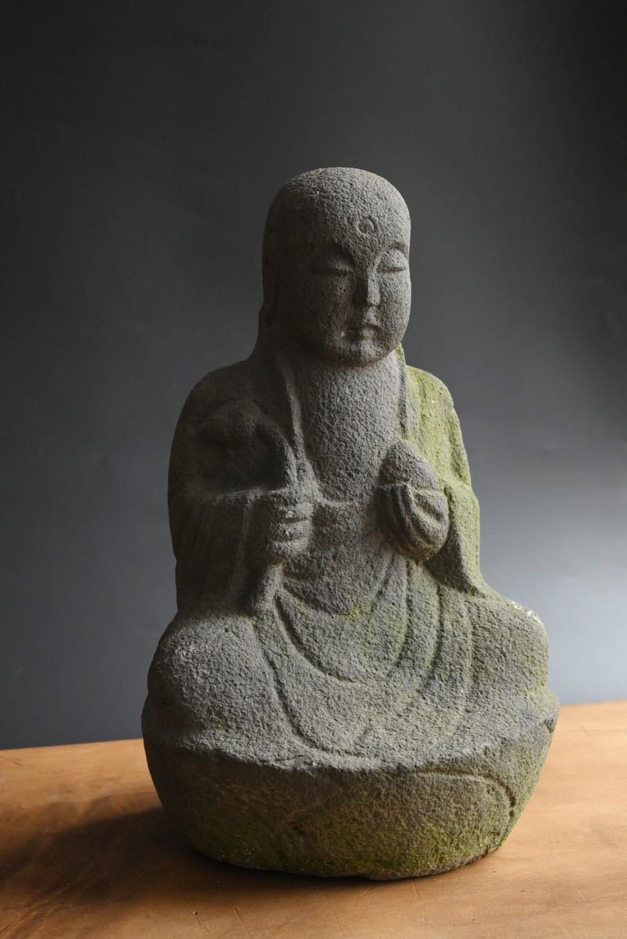 This is a stone Buddha made around the latter half of the Edo period in Japan.
The deity is Jizo Bodhisattva.
Jizo is one of the bodhisattvas in the world of Buddhism.
It is the one who saves the people of the world with an infinite merciful