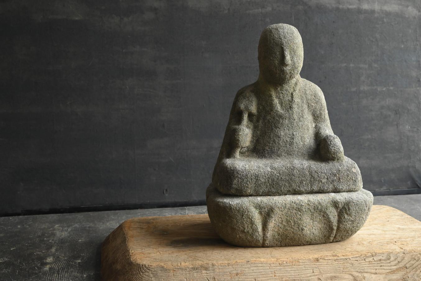 I would like to introduce you to a wonderful stone Buddha made during the Edo period in Japan.
This is a stone Buddha made from the middle to late Edo period (around 1700 to 1850).

The name is Jizo Bodhisattva.
Jizo is one of the Bodhisattvas in