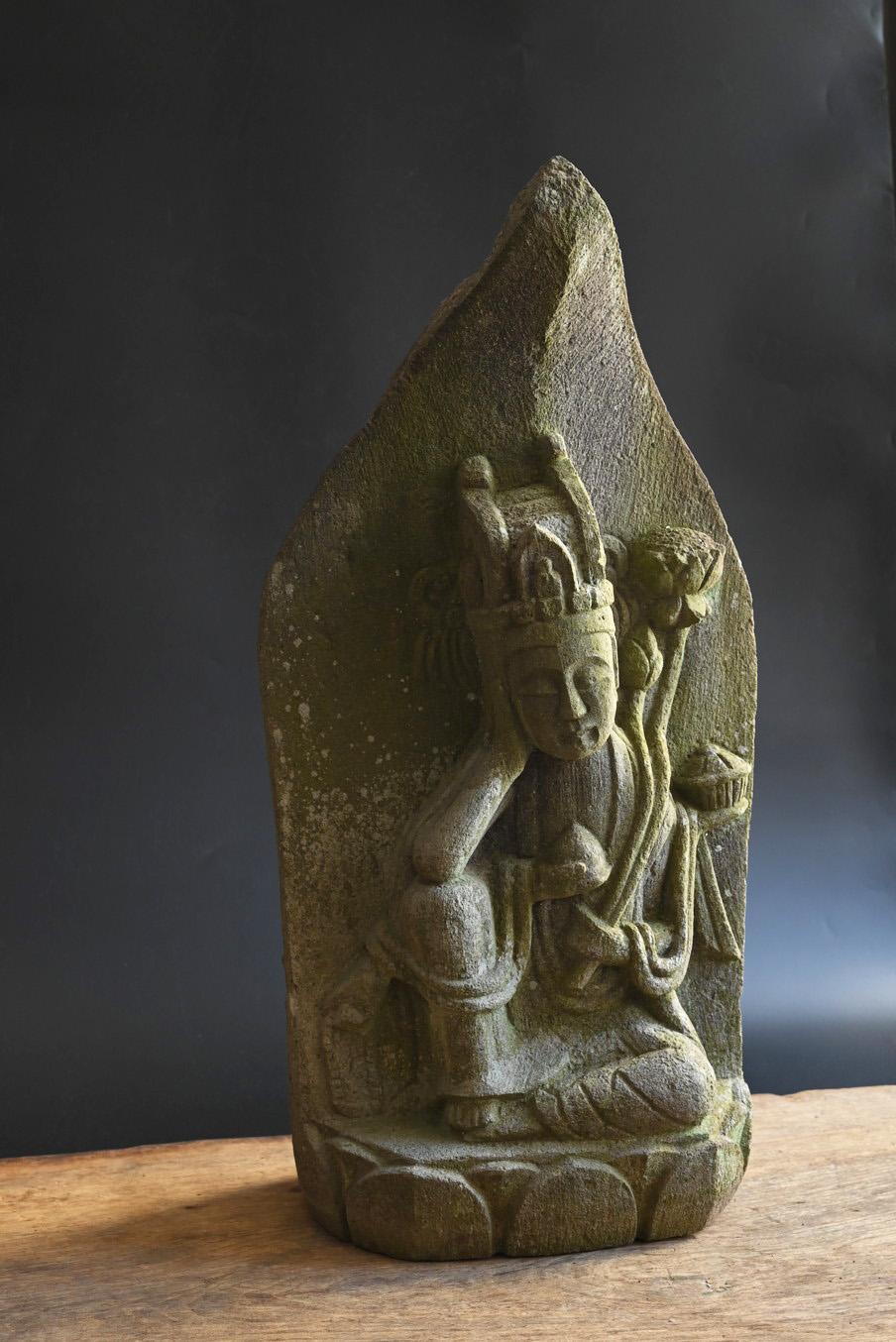 Questa statua in pietra di Nyoirin Kannon fu creata tra la fine del periodo Edo e il periodo Taisho (tra la fine del XIX secolo e l'inizio del XX secolo). Il Nyoirin Kannon è un'immagine di Buddha dall'espressione compassionevole e pacifica che