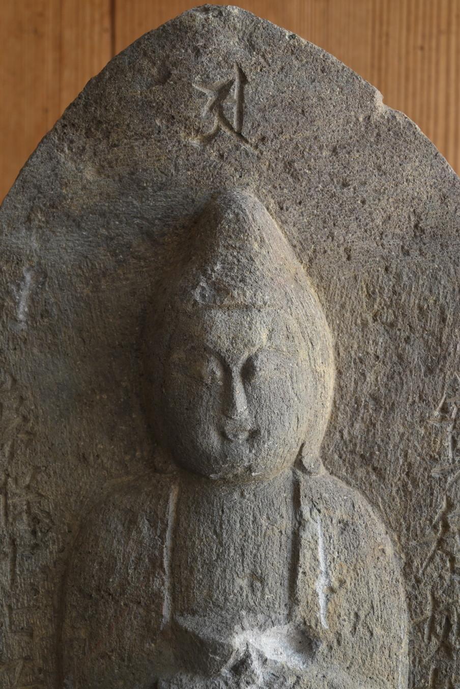This is a large stone Buddha, almost 60 cm tall.
Kannon Bodhisattva holds something in his hands.
The hands are missing, but otherwise in good condition.
It can stand on its own.

And this is a stone Buddha made in 1732 during the Edo period.
The