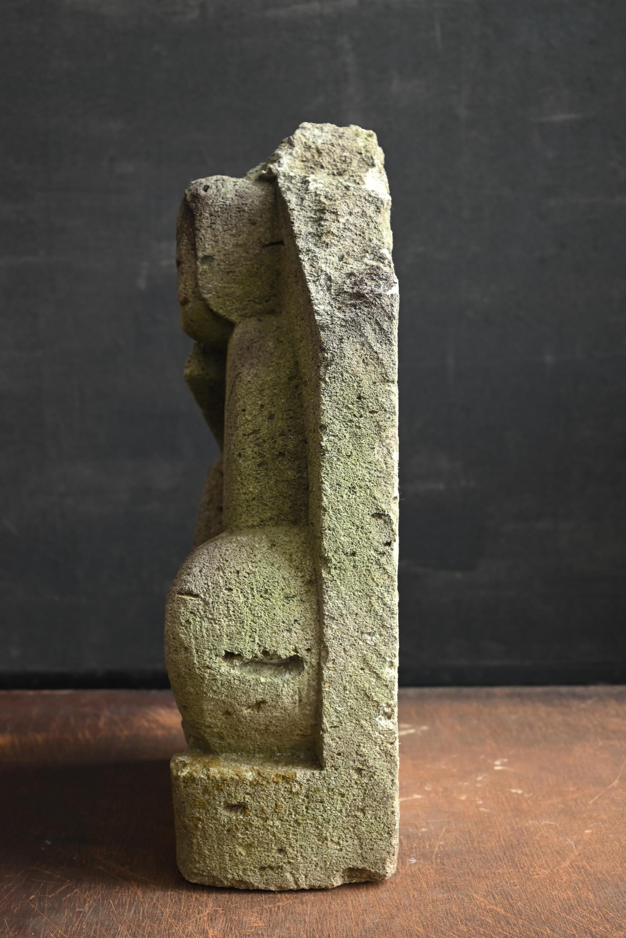 Buddha Nyoirin Kannon/1750-1850/Gartenornament aus antikem japanischem Stein im Angebot 3