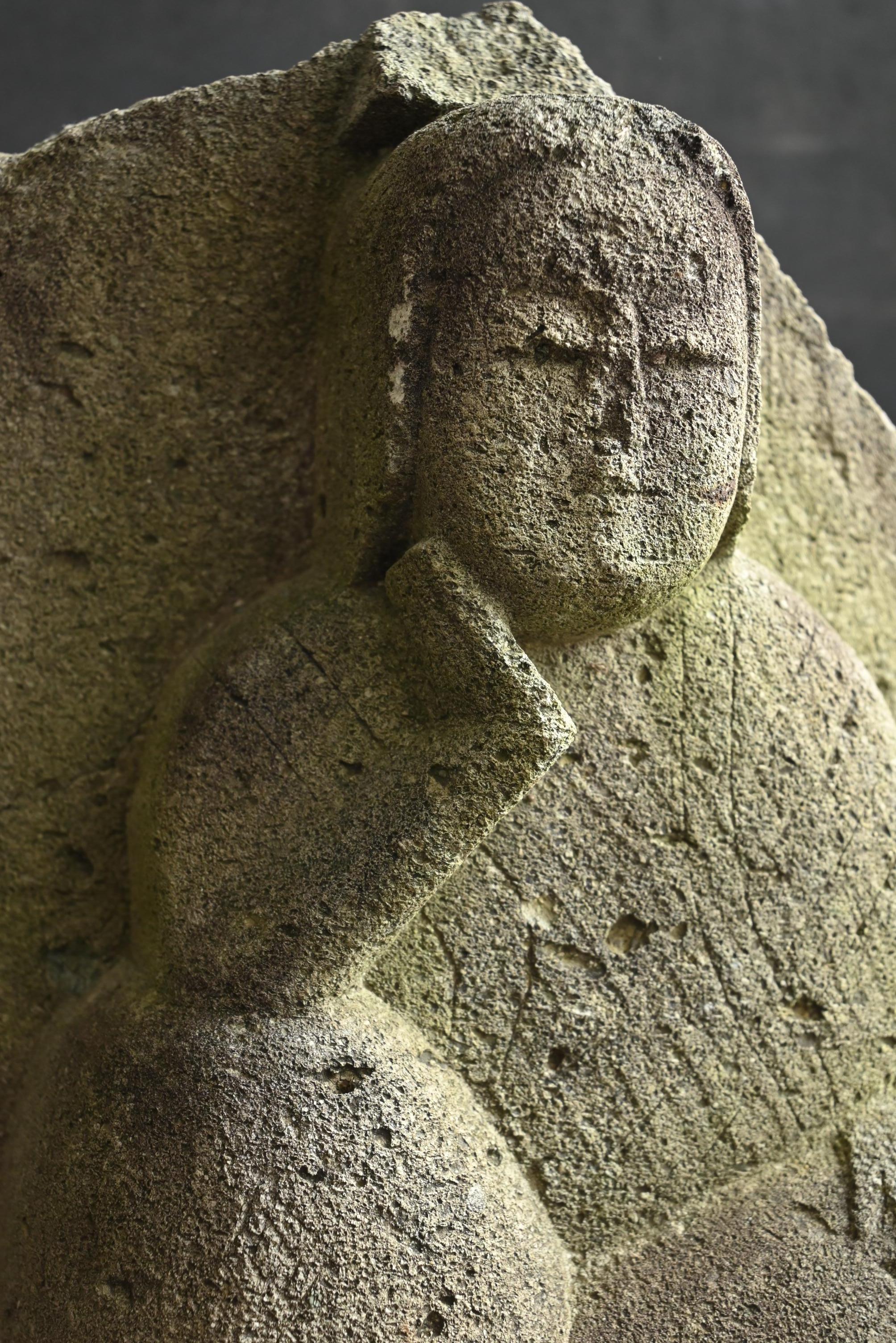 Buddha Nyoirin Kannon/1750-1850/Gartenornament aus antikem japanischem Stein (Handgeschnitzt) im Angebot