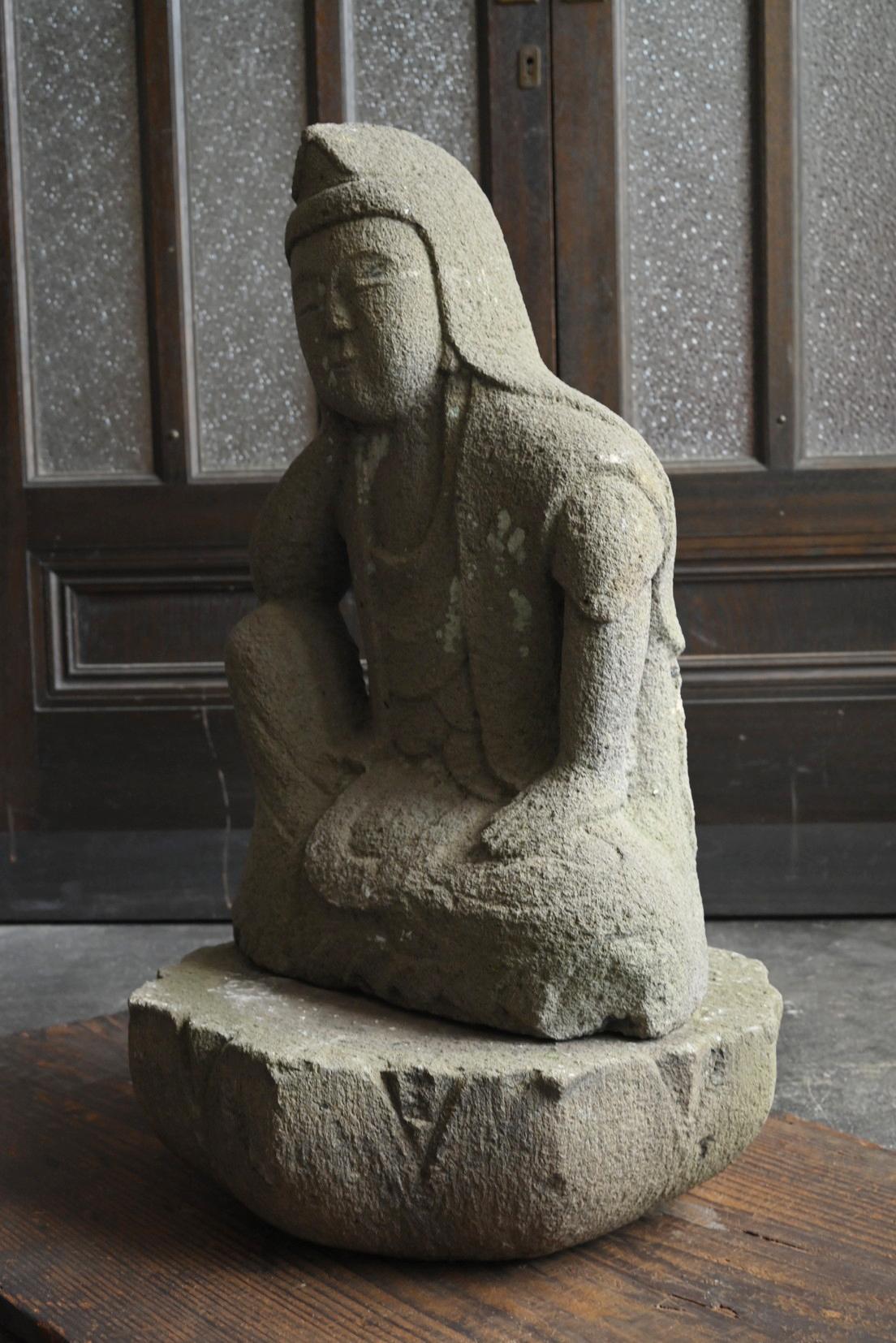 Bouddha japonais antique en pierre 