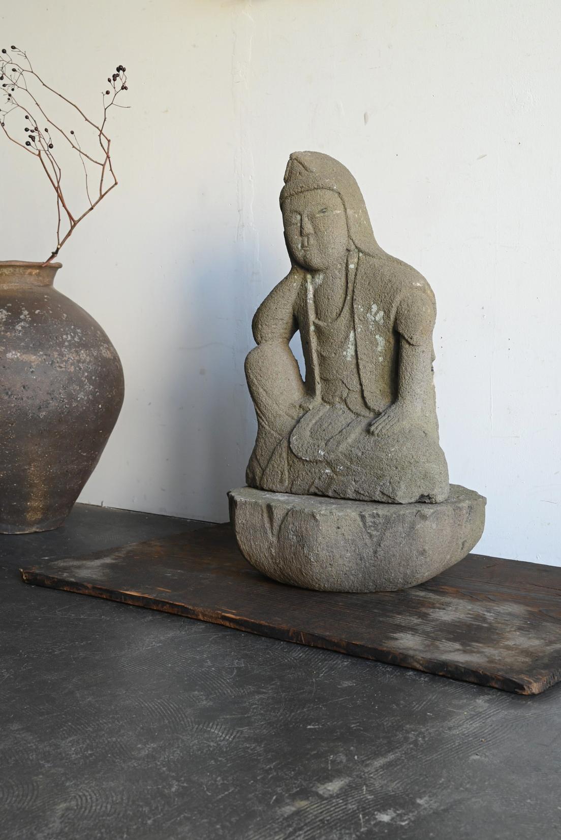 Bouddha japonais antique en pierre 