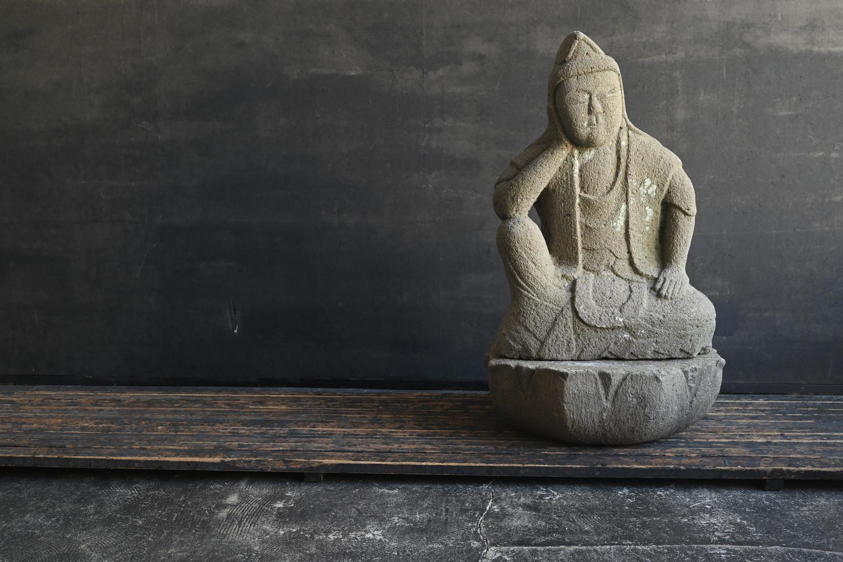 Bouddha japonais antique en pierre 