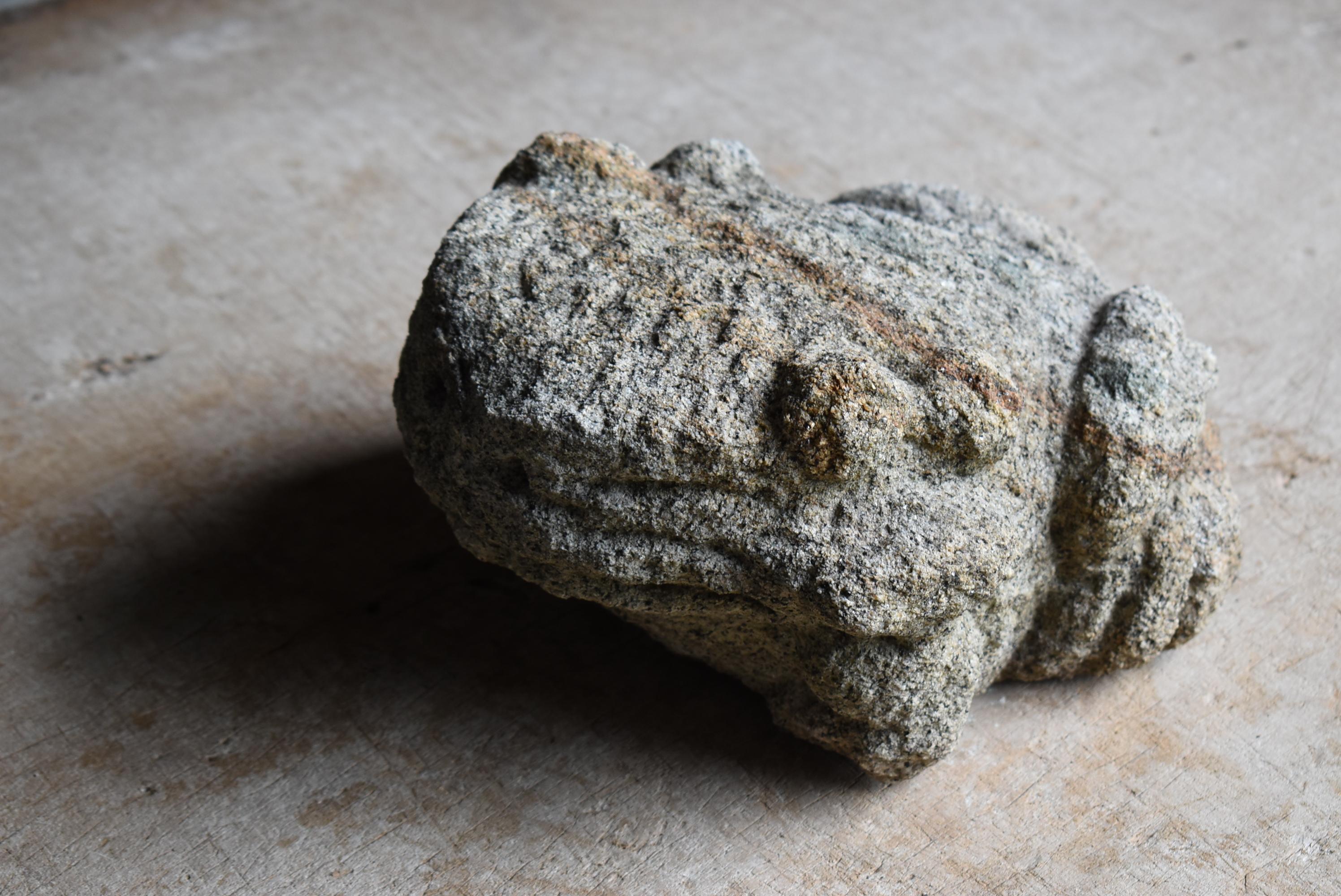 Rana japonesa antigua tallada en piedra Periodo Edo 1800-1860 / Escultura Wabi Sabi siglo XIX en venta