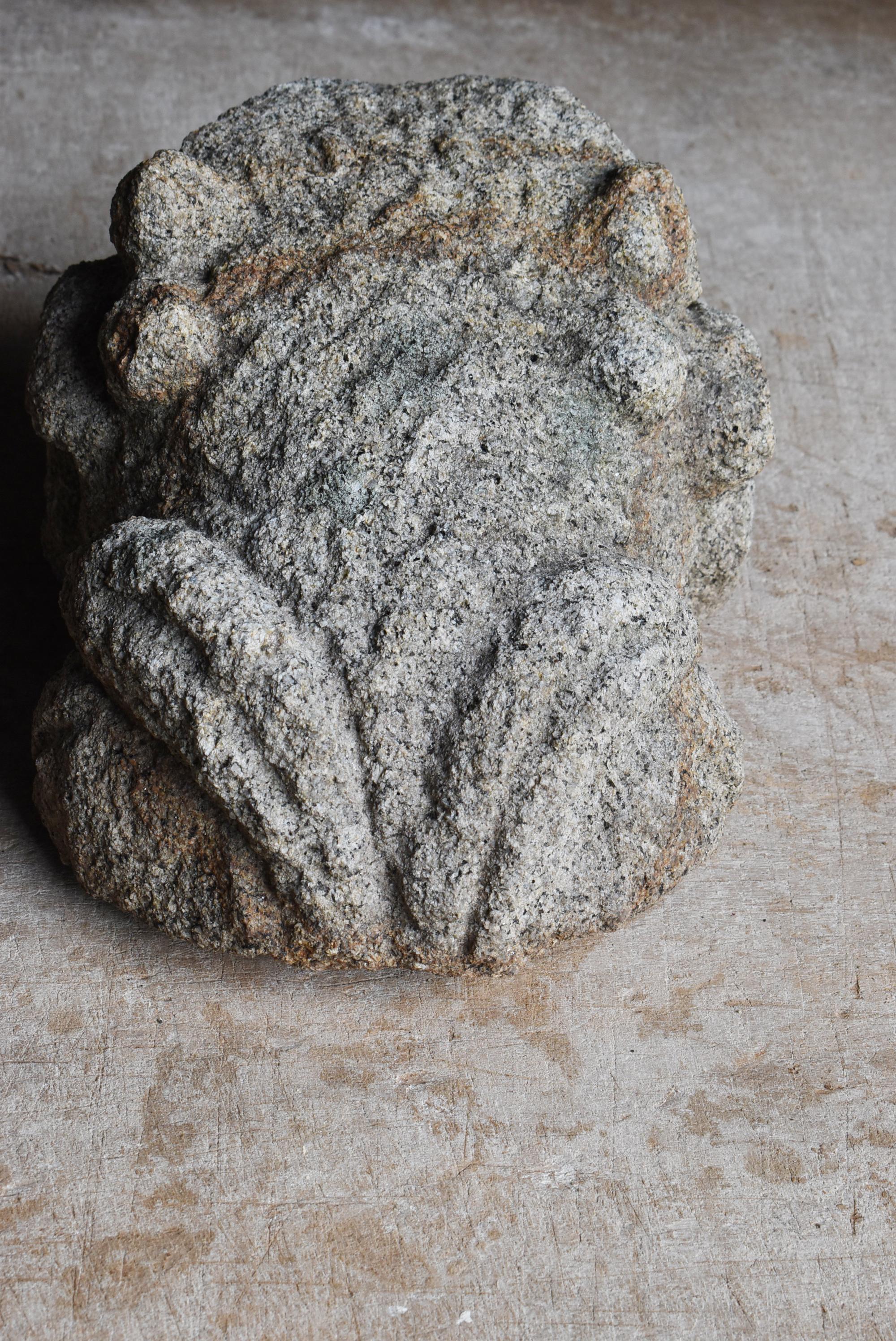 Rana japonesa antigua tallada en piedra Periodo Edo 1800-1860 / Escultura Wabi Sabi en venta 2