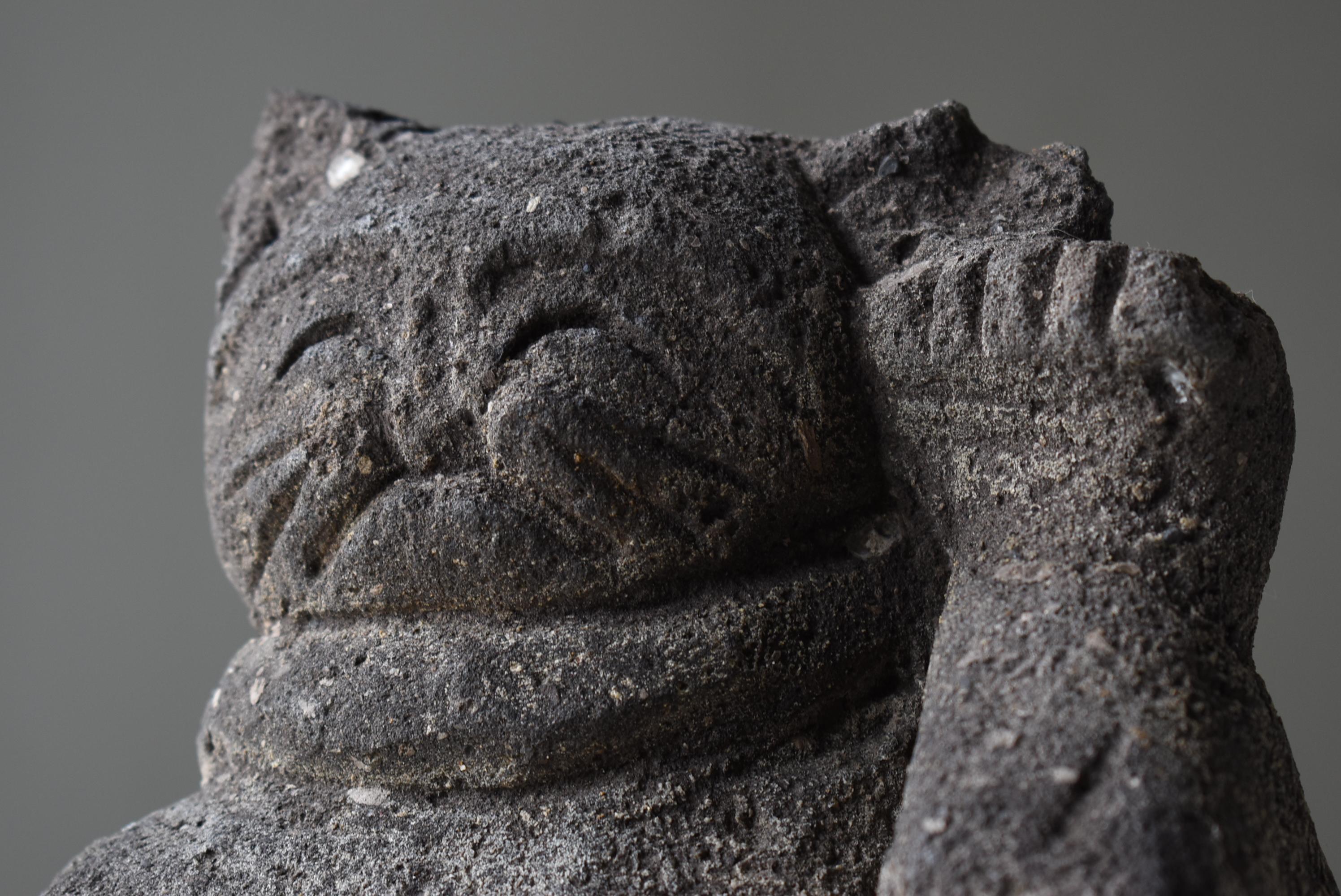 Japanese Antique Stone Carving Maneki Neko 1800s-1860s / Beckoning Cat Wabi Sabi In Good Condition In Sammu-shi, Chiba