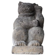 Sculpture japonaise ancienne en pierre Maneki Neko 1800s-1860s / Chat Beckoning Wabi Sabi