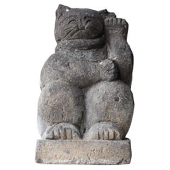 Japanische antike Steinschnitzerei Maneki Neko 1800er-1860er Jahre / Beckoning Cat Wabi Sabi