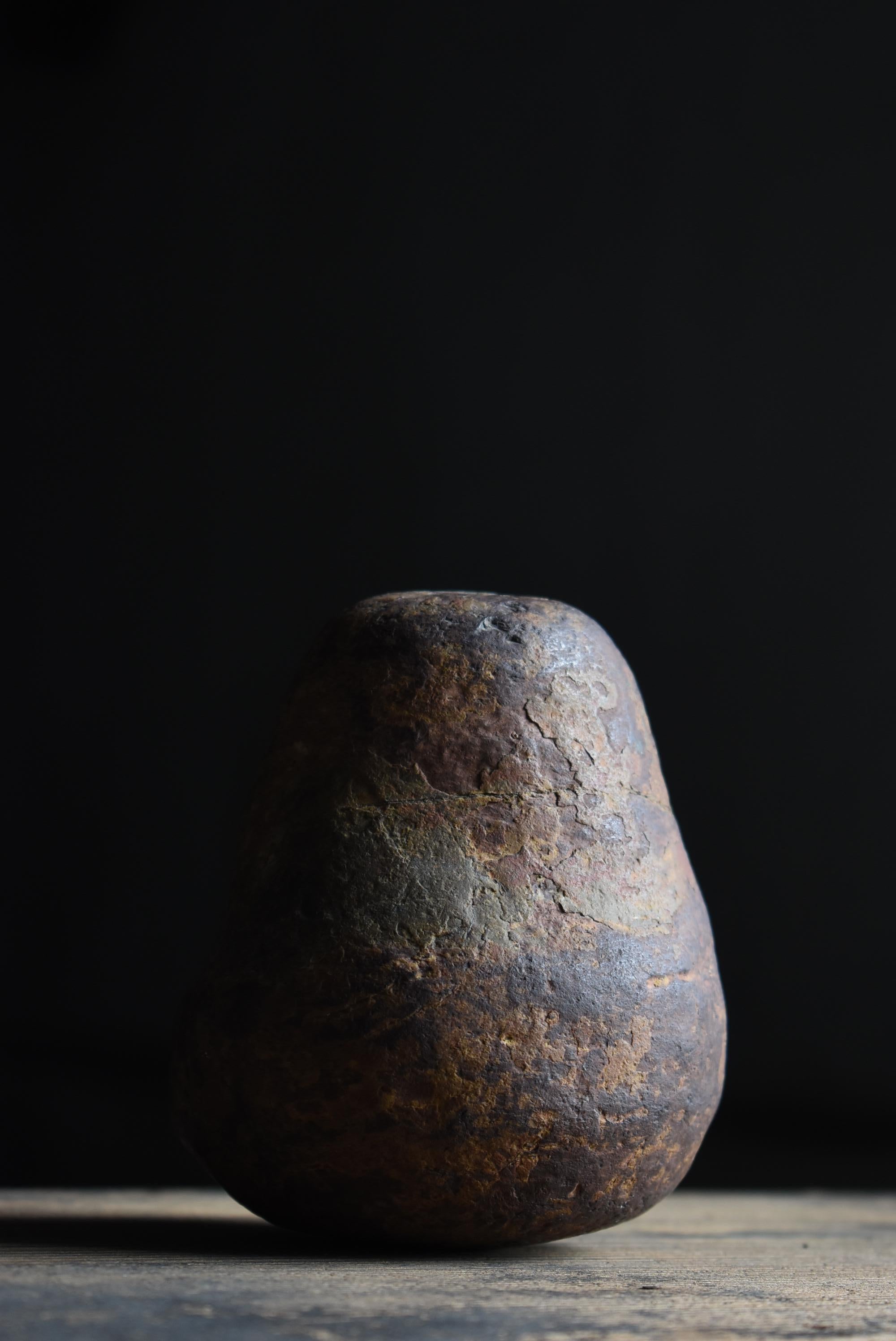 Japanische antike Stone Daruma 1860er-1900er / Steinschnitzerei Figur Wabi Sabi  (Meiji-Periode) im Angebot