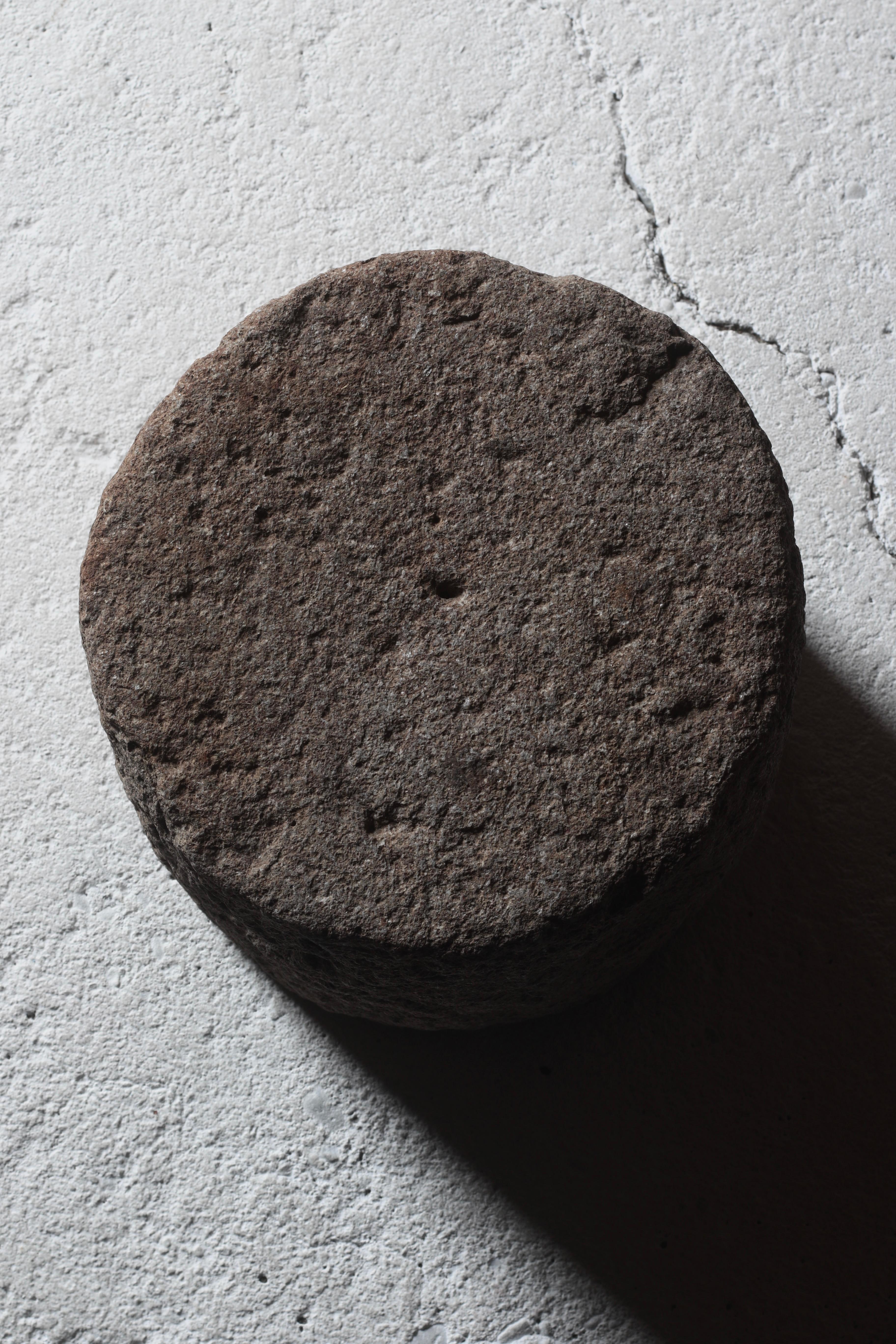Espositore antico giapponese in pietra / Objet / Prima del 1868 / Wabi-Sabi Mingei in vendita 2
