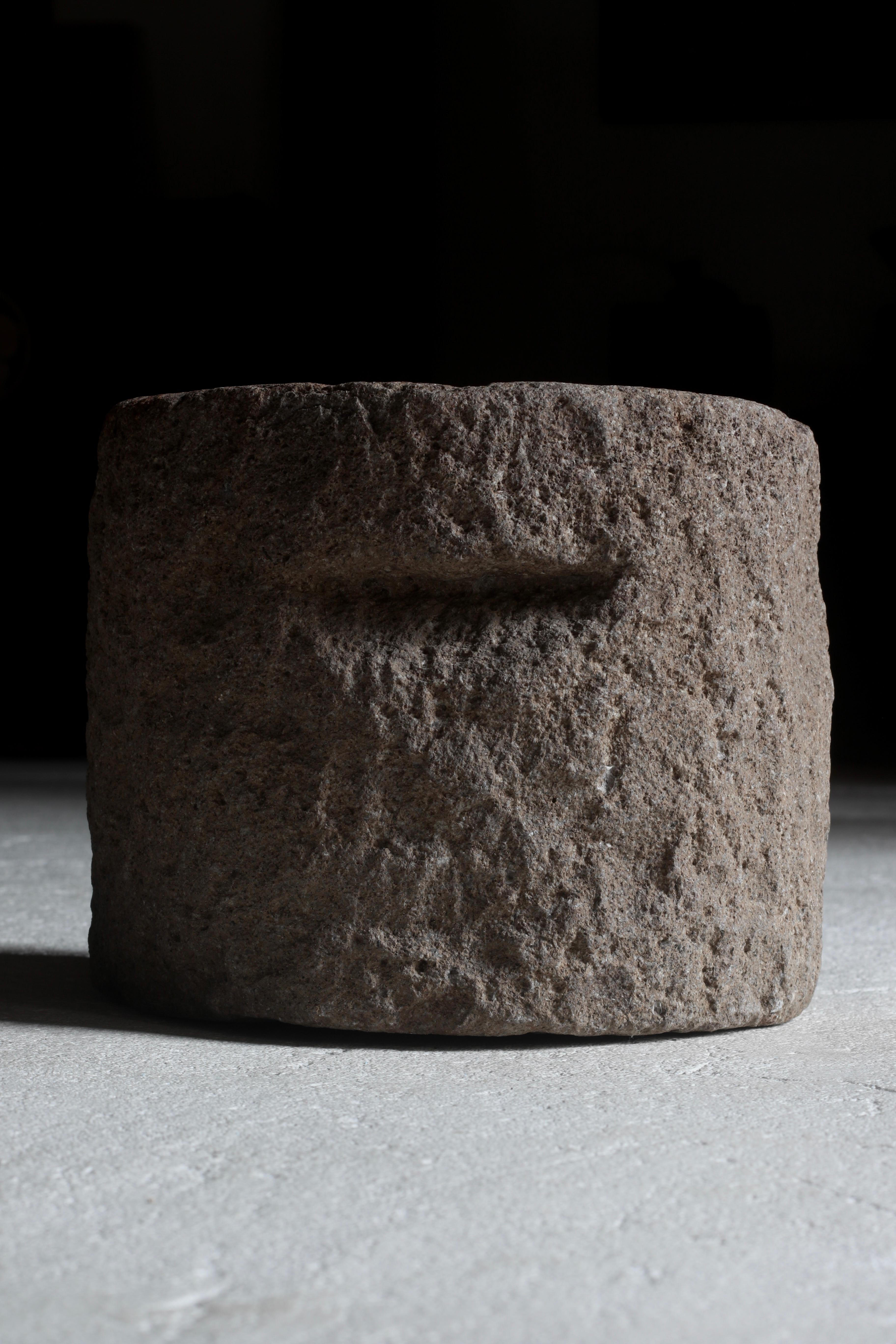 Si tratta di un'antica bancarella in pietra in Giappone.

Non so se sia stato utilizzato come supporto per battere la paglia, ma sembra che sia precedente alla fine del periodo Edo.

La silhouette rotonda, realizzata con cura dalle mani dell'uomo,