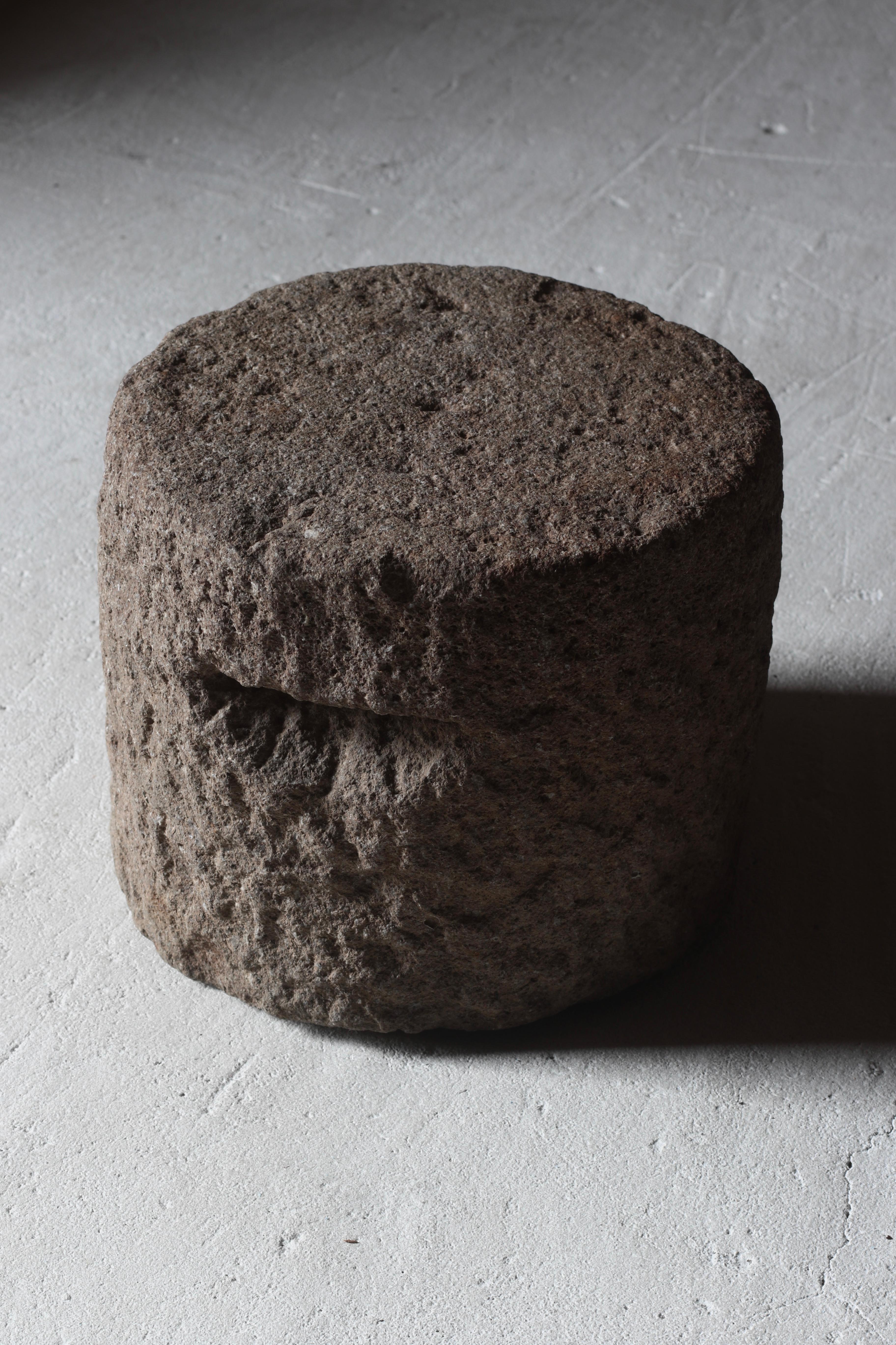 Espositore antico giapponese in pietra / Objet / Prima del 1868 / Wabi-Sabi Mingei In condizioni buone in vendita a Iwate-gun Shizukuishi-cho, Iwate Prefecture
