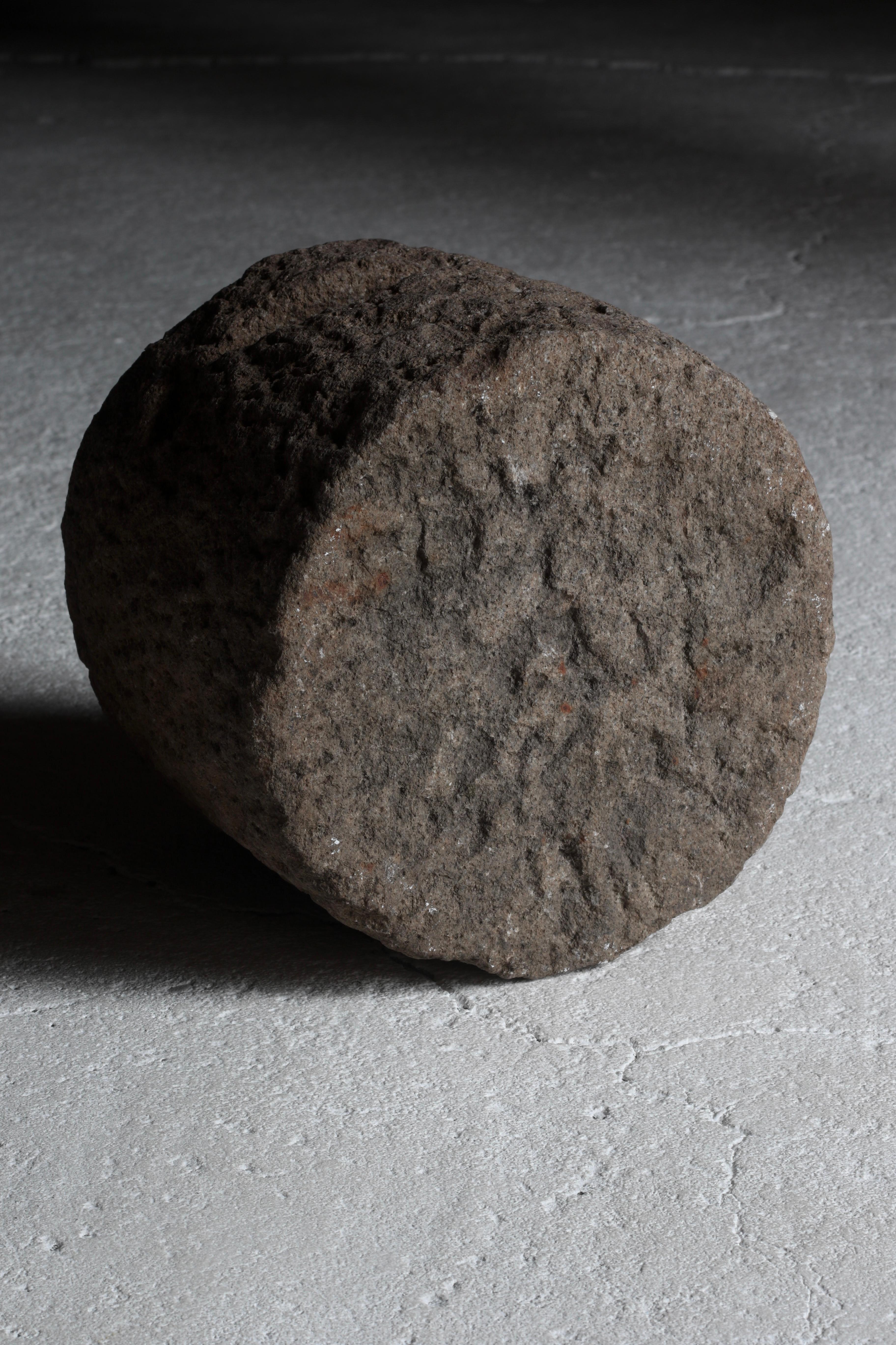 Espositore antico giapponese in pietra / Objet / Prima del 1868 / Wabi-Sabi Mingei in vendita 1
