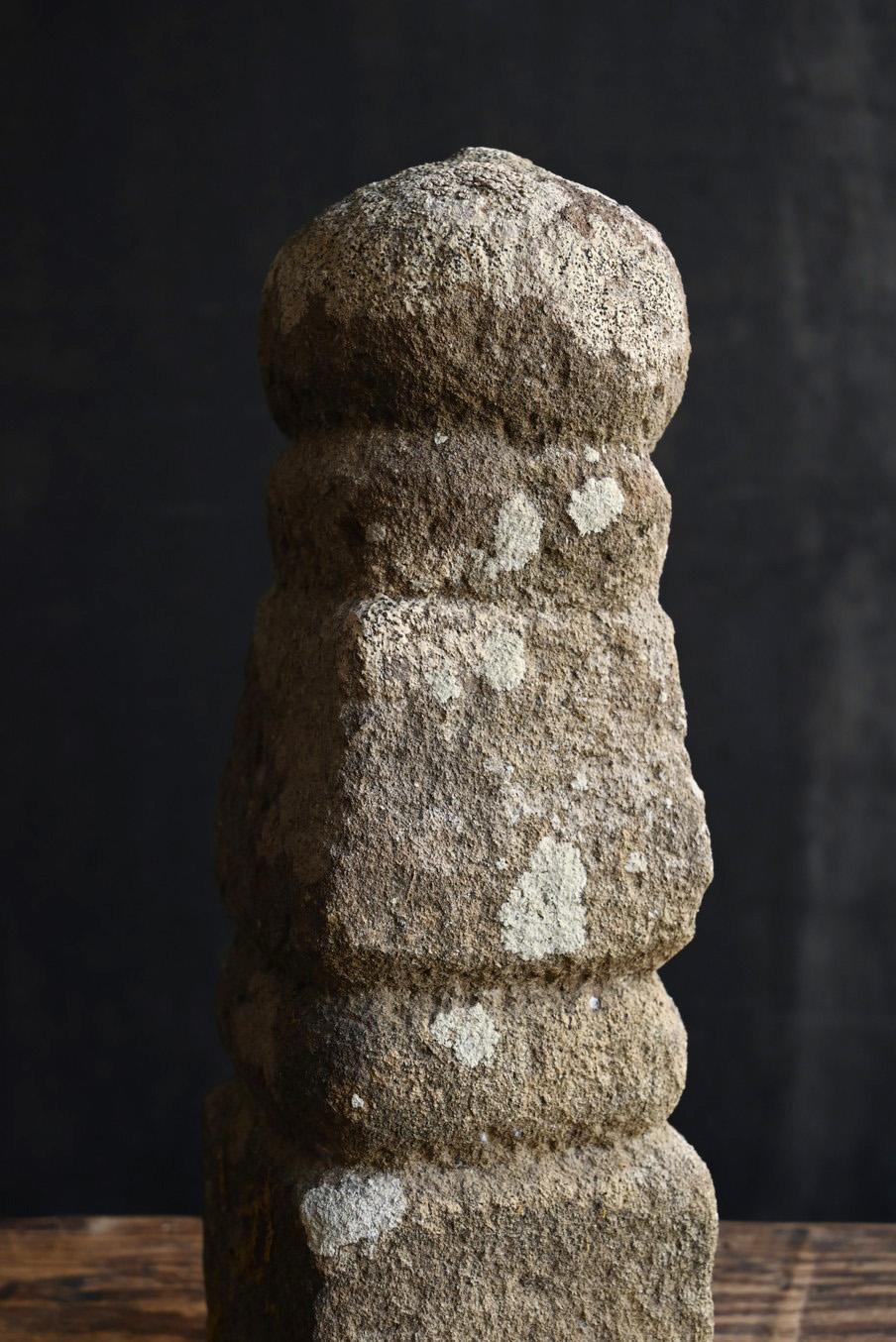 Japanischer antiker fünfreihiger japanischer Steinturm aus Stein/1500 bis 1600er Jahre/Gartenobjekt/Wabisabi im Angebot 3